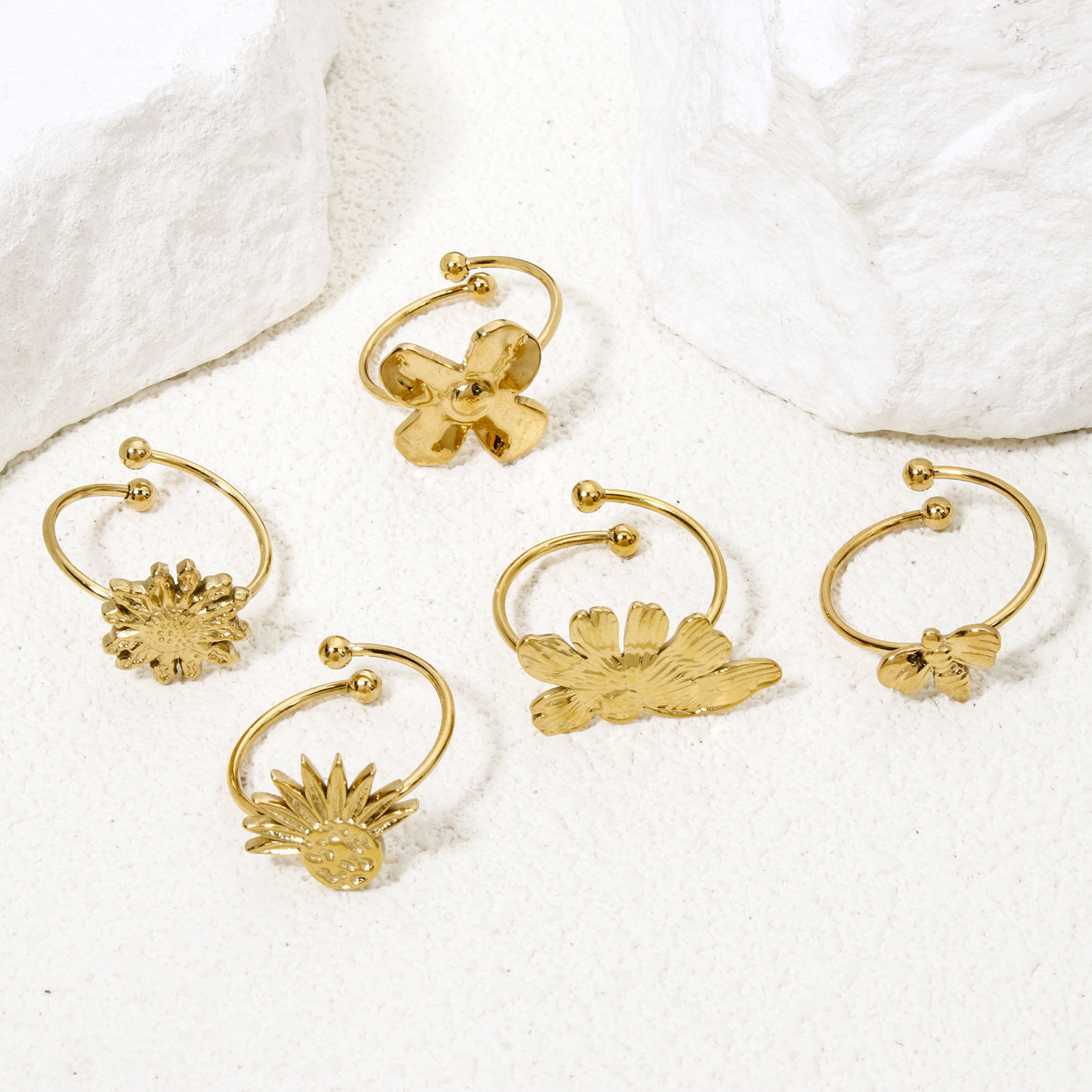 1 個 真空メッキ 304ステンレス鋼 オープンタイプ 調整可能 リング 指輪 18Kゴールドメッキ 花葉 17.7mm（日本サイズ約15号）、 の画像