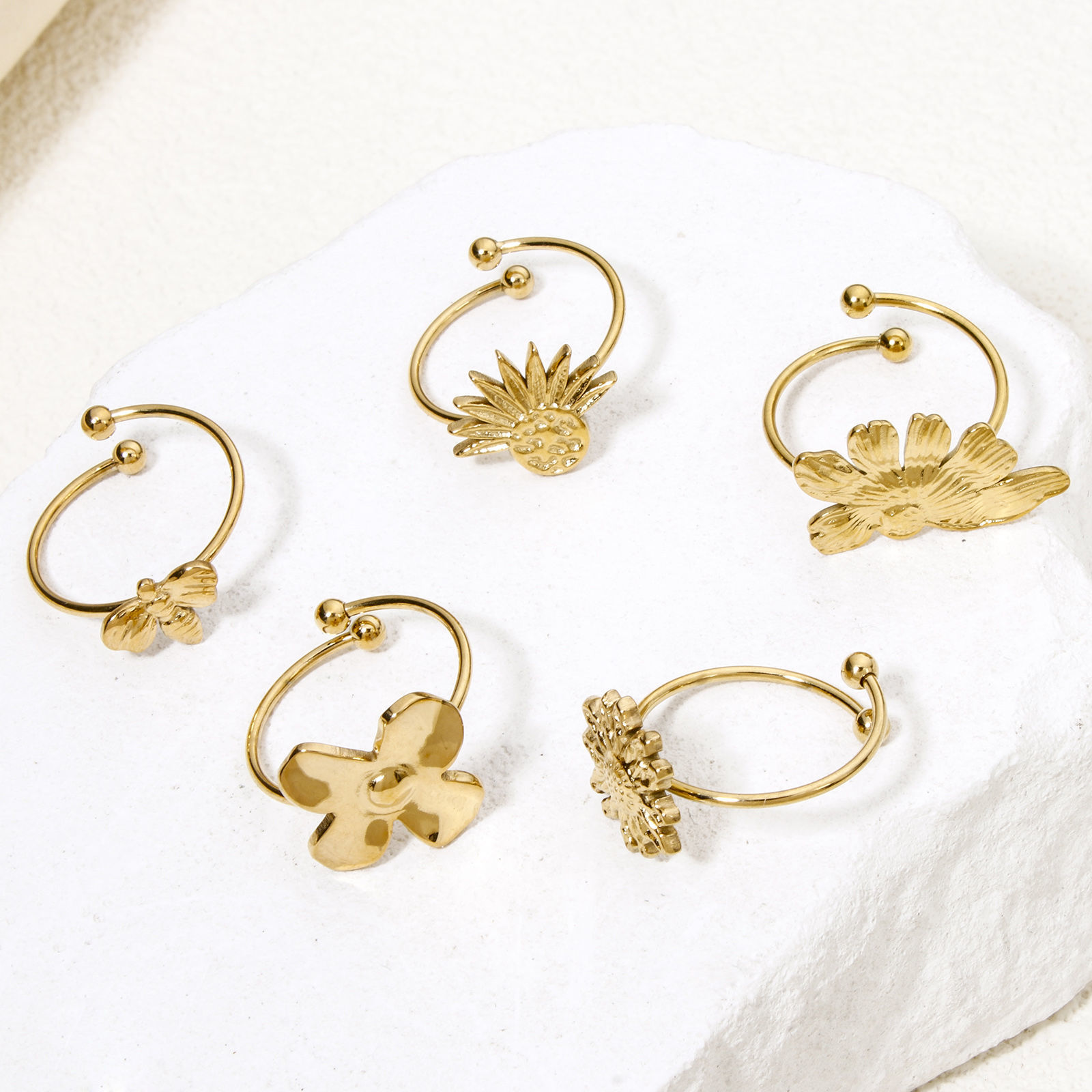 1 個 真空メッキ 304ステンレス鋼 オープンタイプ 調整可能 リング 指輪 18Kゴールドメッキ 花葉 17.7mm（日本サイズ約15号）、 の画像