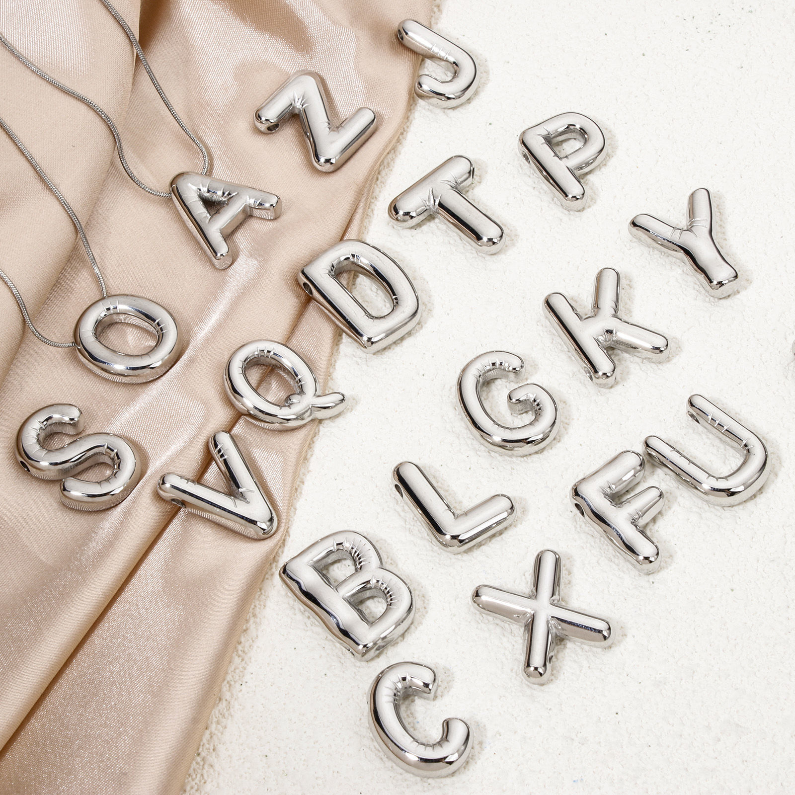 2 個 エコフレンドリー 304ステンレス鋼 チャーム シルバートーン キャピタルレター 文字「 A-Z 」 の画像