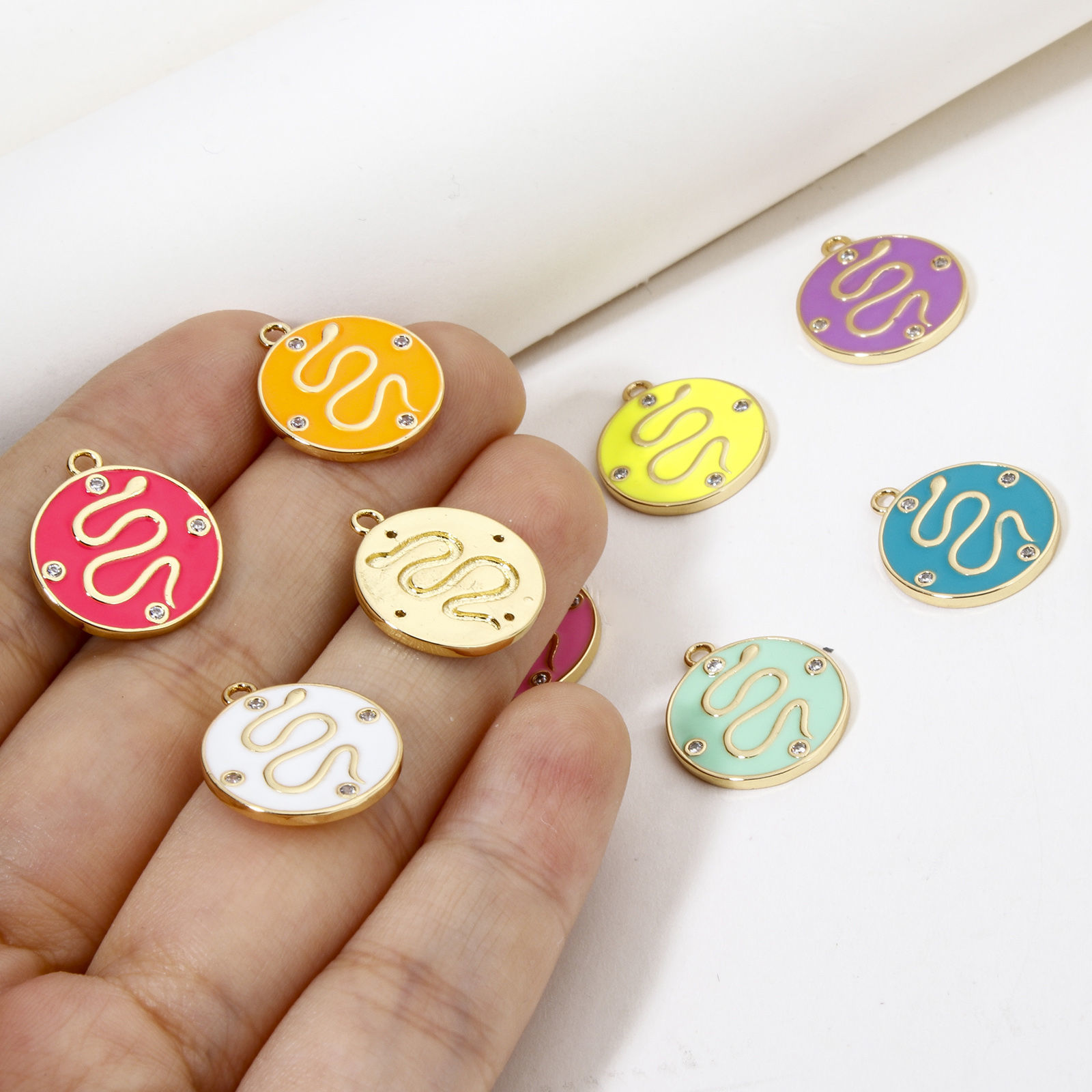 Image de 1 Pièce Breloques en Laiton Respectueux de la Nature Rond Plaqué Or Véritable 18K Multicolore Serpents Émail à Zircone Cubique Clair 17mm x 15mm