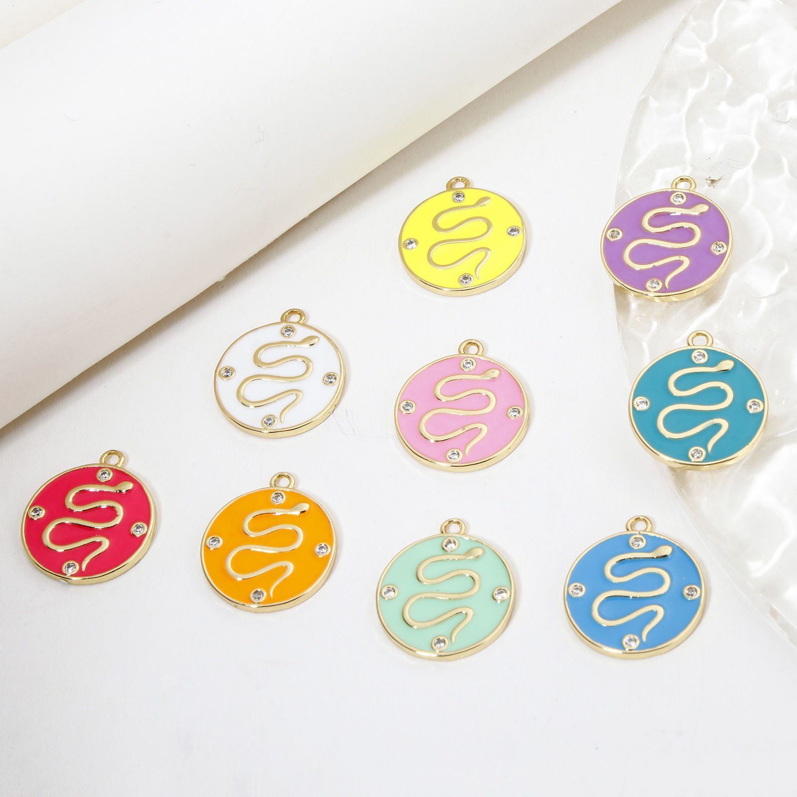Image de 1 Pièce Breloques en Laiton Respectueux de la Nature Rond Plaqué Or Véritable 18K Multicolore Serpents Émail à Zircone Cubique Clair 17mm x 15mm