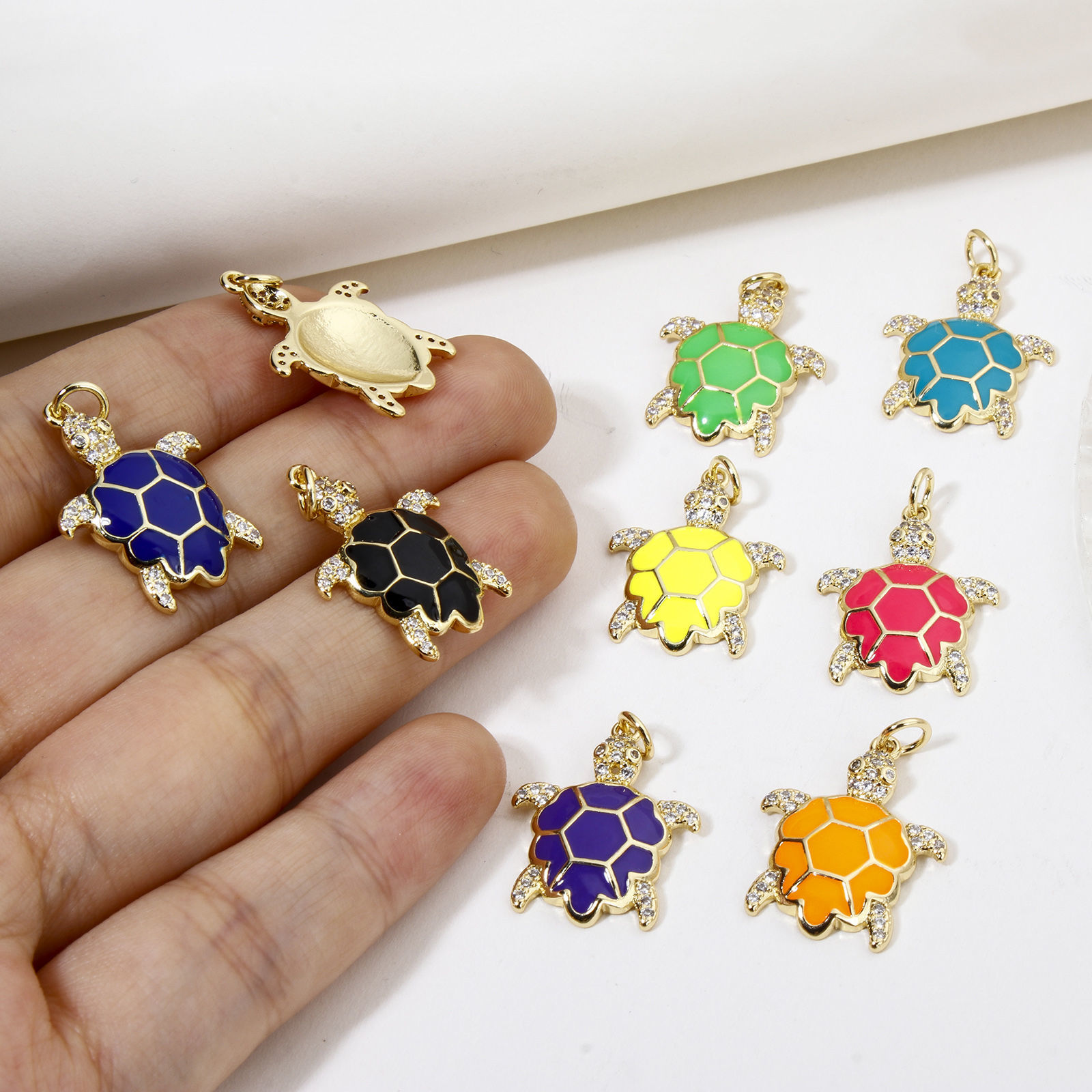 Image de 1 Pièce Breloques Bijoux d'Océan en Laiton Respectueux de la Nature Tortue de Mer Plaqué Or Véritable 18K Multicolore Émail à Zircone Cubique Clair 26mm x 17mm