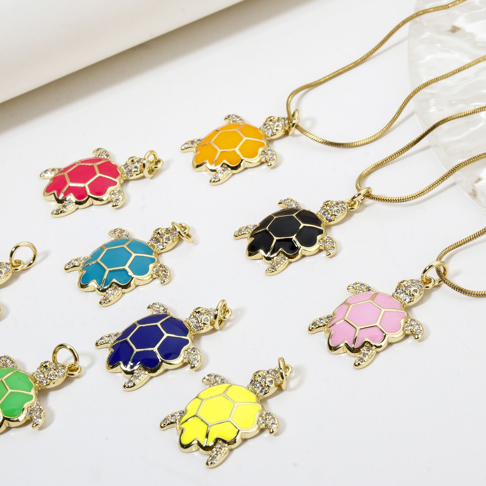 Image de 1 Pièce Breloques Bijoux d'Océan en Laiton Respectueux de la Nature Tortue de Mer Plaqué Or Véritable 18K Multicolore Émail à Zircone Cubique Clair 26mm x 17mm