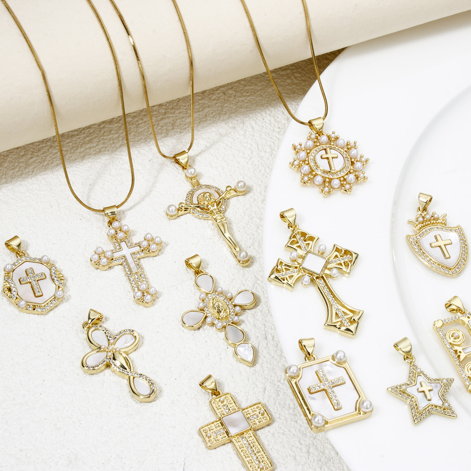 Image de 1 Pièce Pendentifs Religieux en Coquille Naturelle & Laiton Plaqué Or 18K Croix Micro Pave à Zircone Cubique Clair
