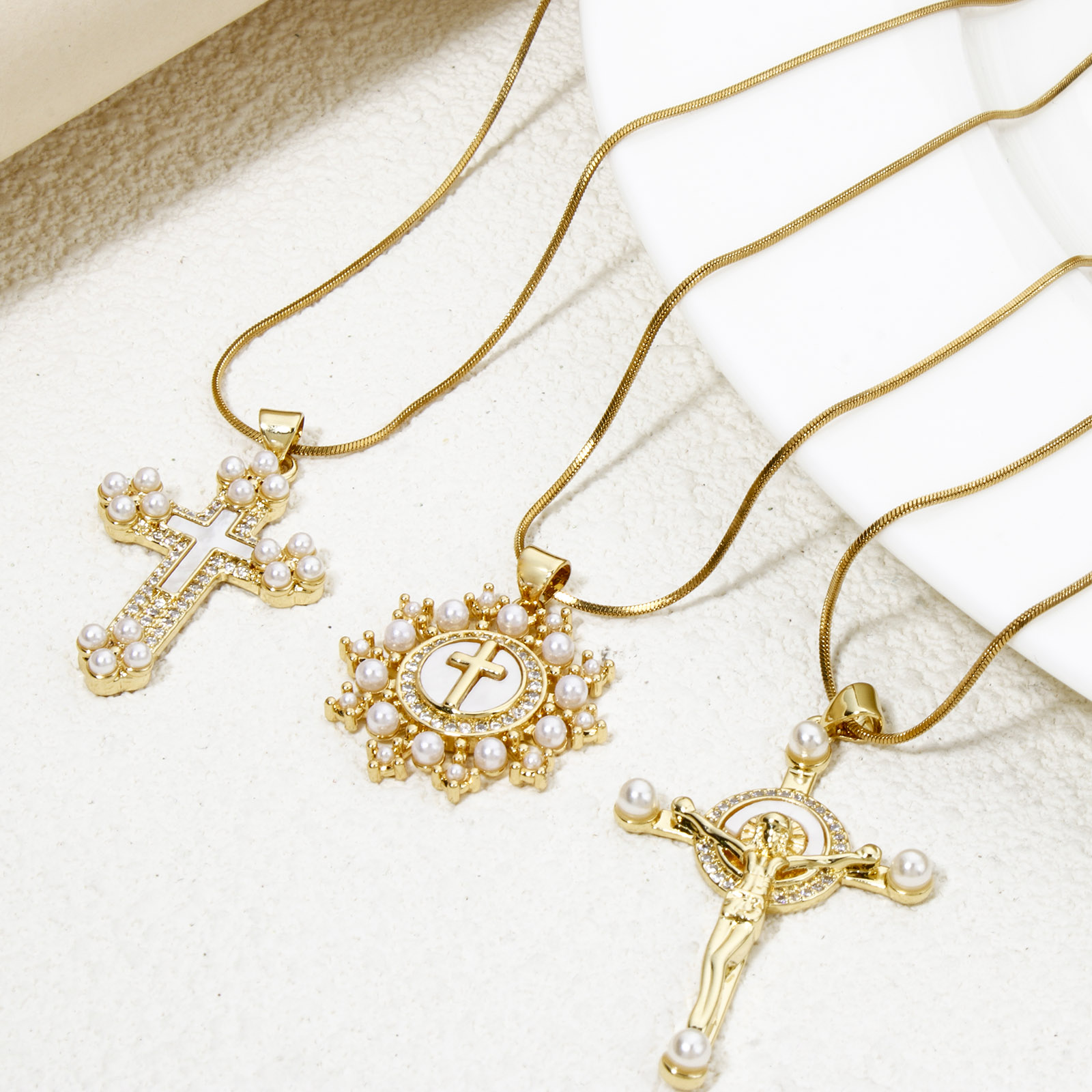 Image de 1 Pièce Pendentifs Religieux en Coquille Naturelle & Laiton Plaqué Or 18K Croix Micro Pave à Zircone Cubique Clair