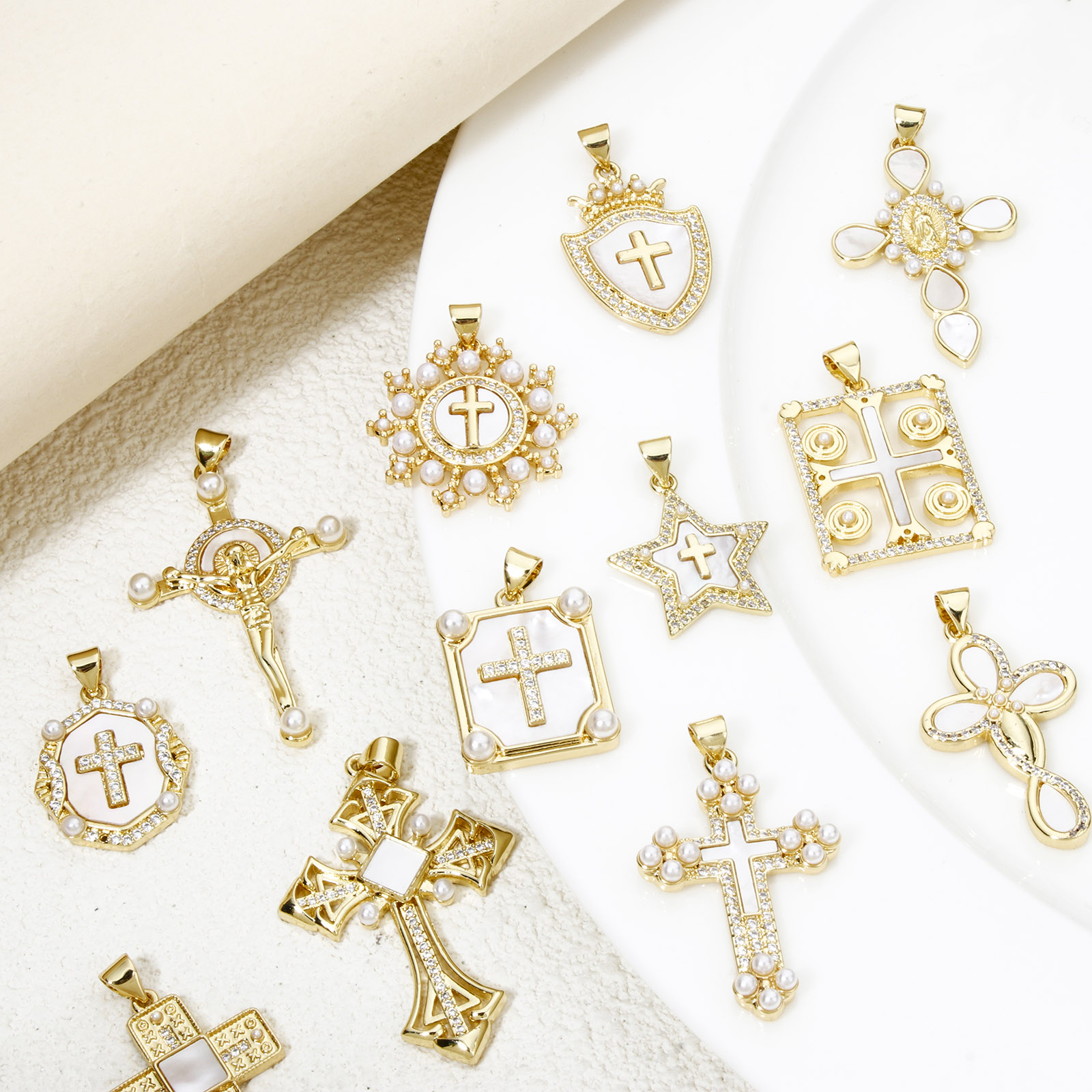 Image de 1 Pièce Pendentifs Religieux en Coquille Naturelle & Laiton Plaqué Or 18K Croix Micro Pave à Zircone Cubique Clair