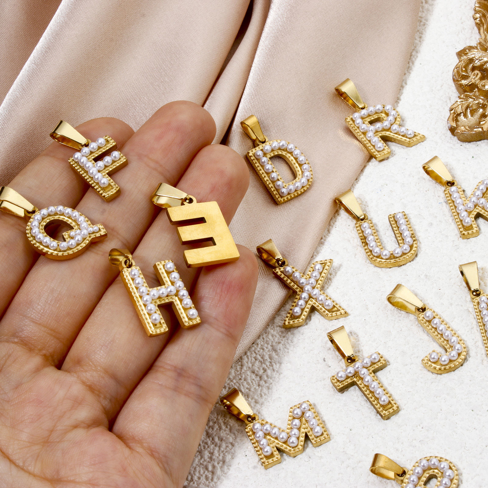 Image de 1 Pièce Pendentif Breloque en 304 Acier Inoxydable Placage sous Vide Plaqué Or 18K Alphabet Initial/ Lettre Majuscule Gravé Mots" A-Z " Perle Imitation Acrylique