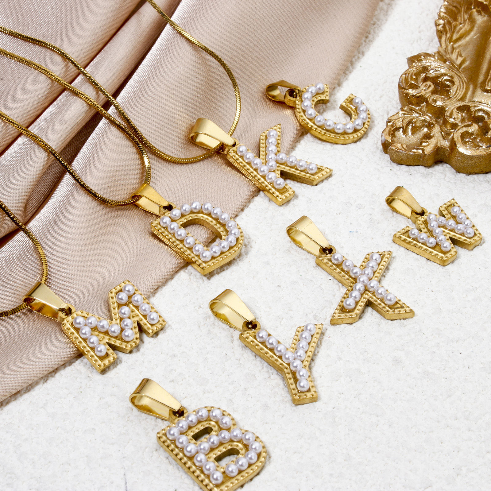 Image de 1 Pièce Pendentif Breloque en 304 Acier Inoxydable Placage sous Vide Plaqué Or 18K Alphabet Initial/ Lettre Majuscule Gravé Mots" A-Z " Perle Imitation Acrylique