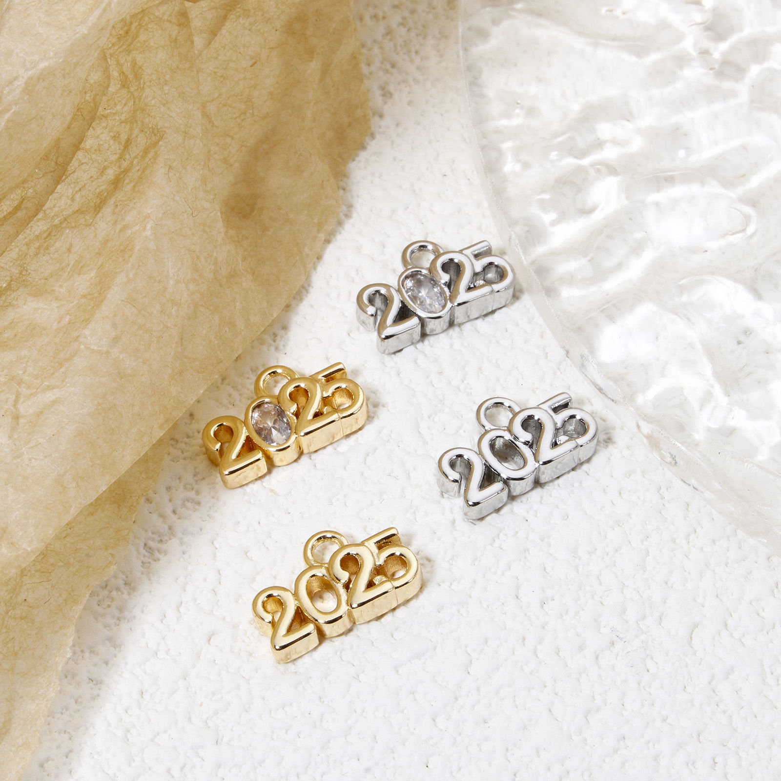 Image de 2 Pcs Breloques Année en Laiton Respectueux de la Nature Plaqué Or Véritable Mots" 2025 " 14mm x 9mm
