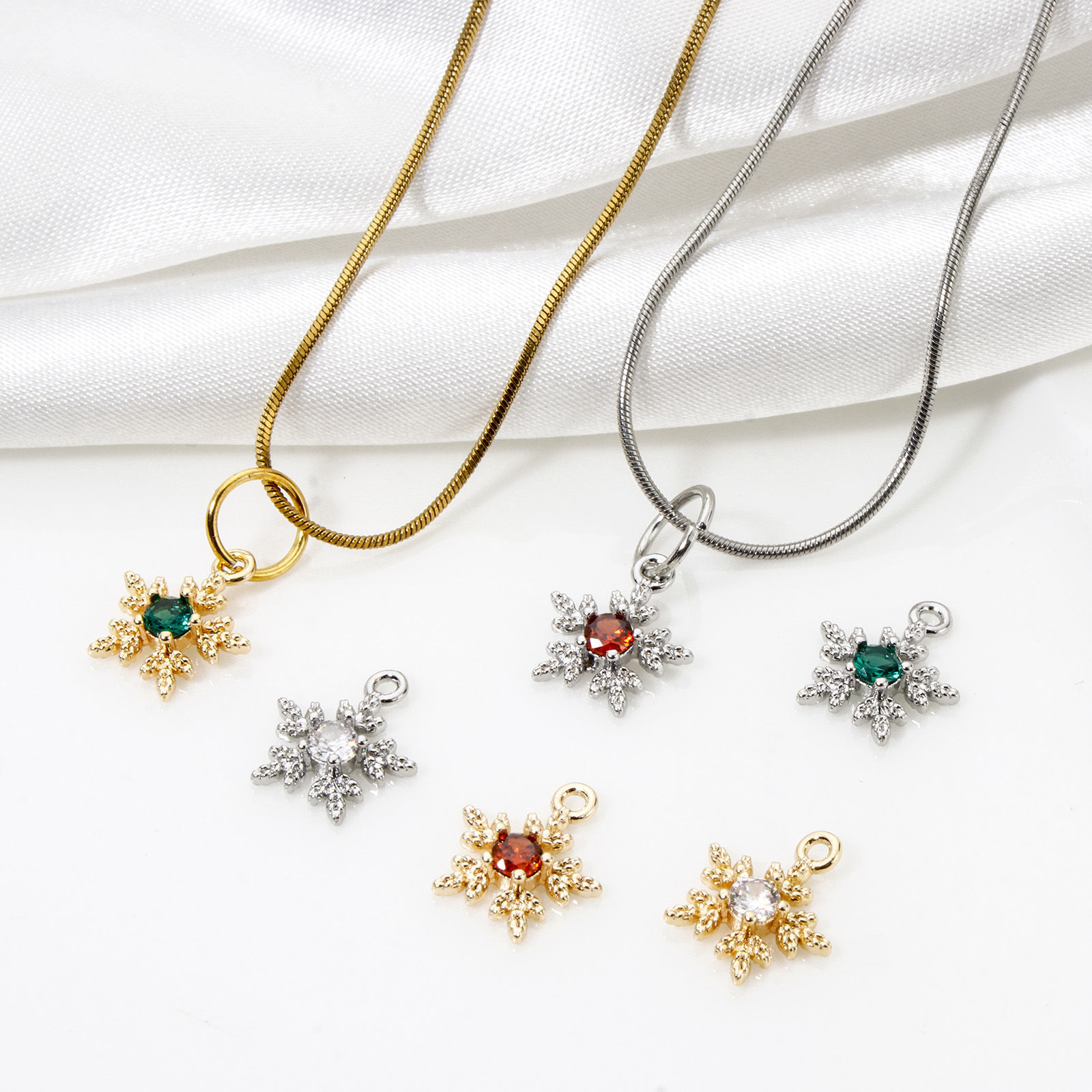 Image de 2 Pcs Breloques Collection de Météo en Laiton Respectueux de la Nature Flocon de Neige de Noël Plaqué Or Véritable 12mm x 10mm
