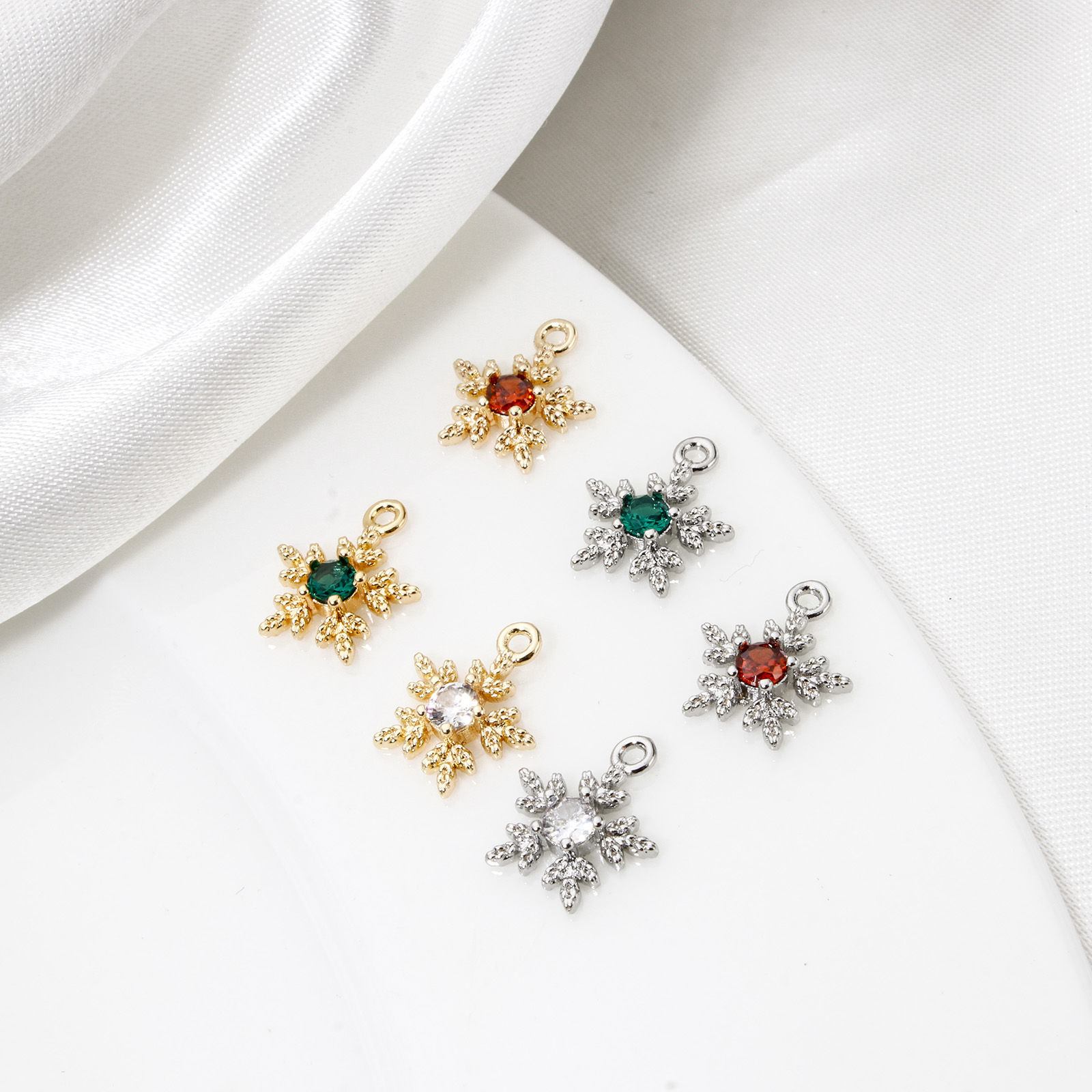 Image de 2 Pcs Breloques Collection de Météo en Laiton Respectueux de la Nature Flocon de Neige de Noël Plaqué Or Véritable 12mm x 10mm