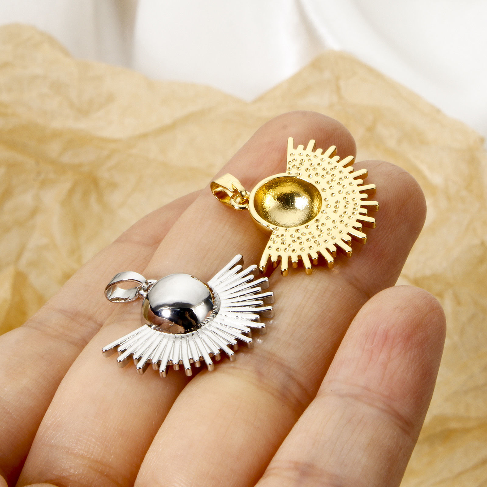 Immagine di 2 Pz Ottone Ciondoli Pendenti A Forma di Ventagli Multicolore Raggi del Sole 23mm x 23mm