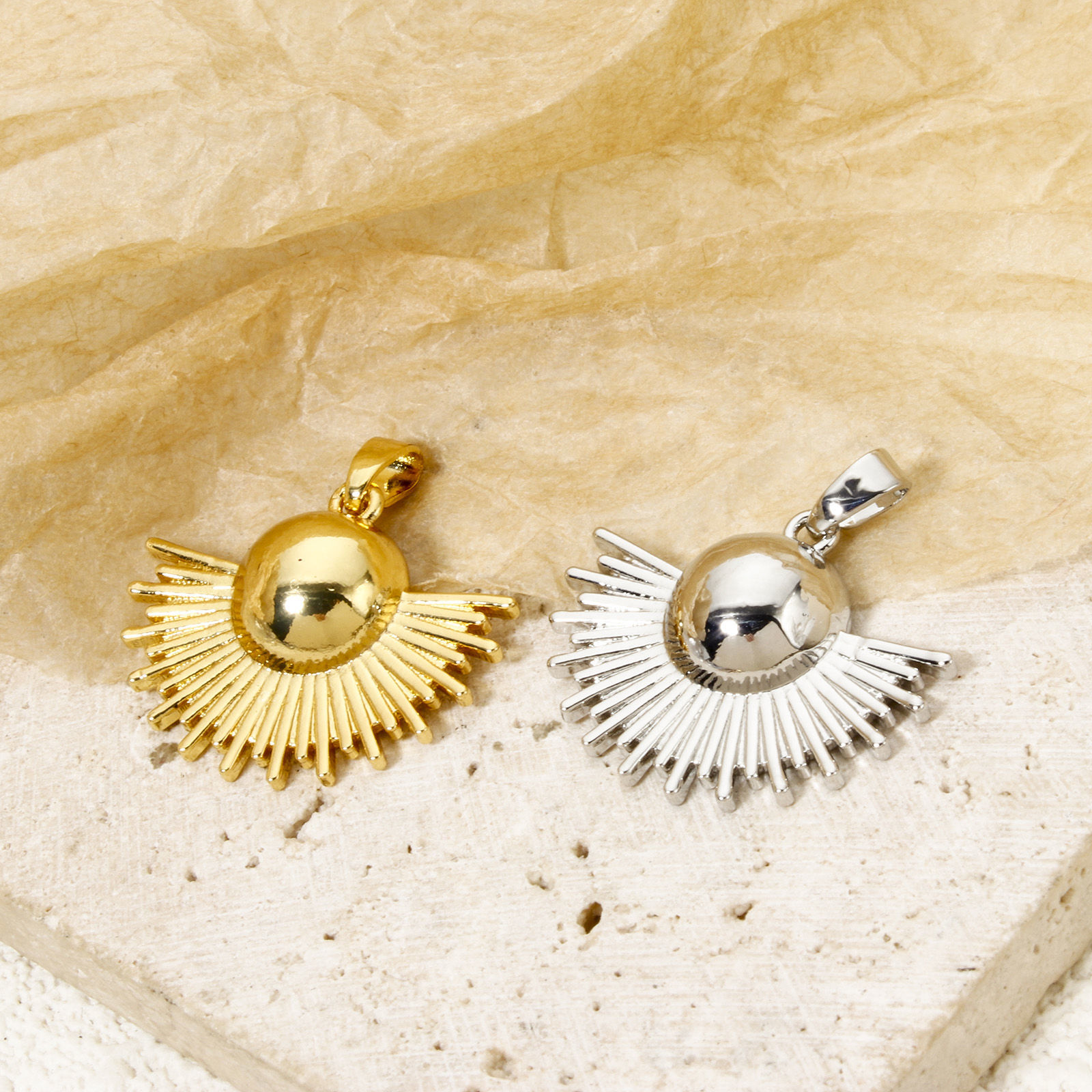 Immagine di 2 Pz Ottone Ciondoli Pendenti A Forma di Ventagli Multicolore Raggi del Sole 23mm x 23mm