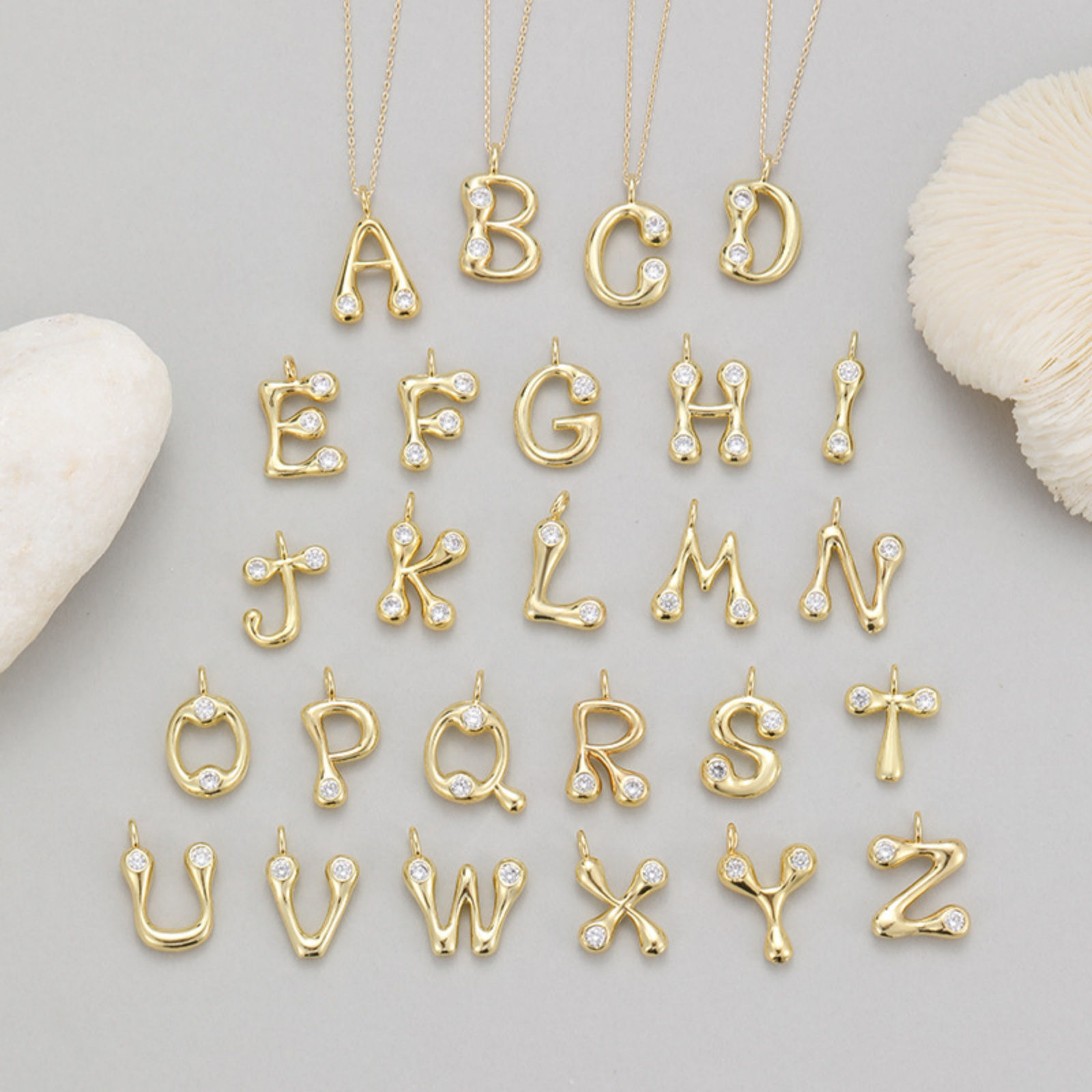 Bild von Messing Charms 14K Vergoldet Großbuchstaben Klar Zirkonia