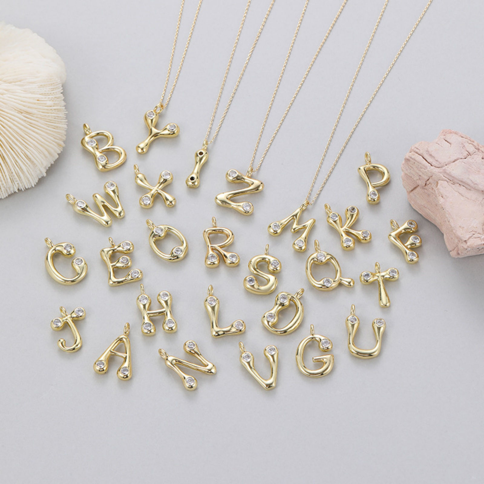 Bild von Messing Charms 14K Vergoldet Großbuchstaben Klar Zirkonia