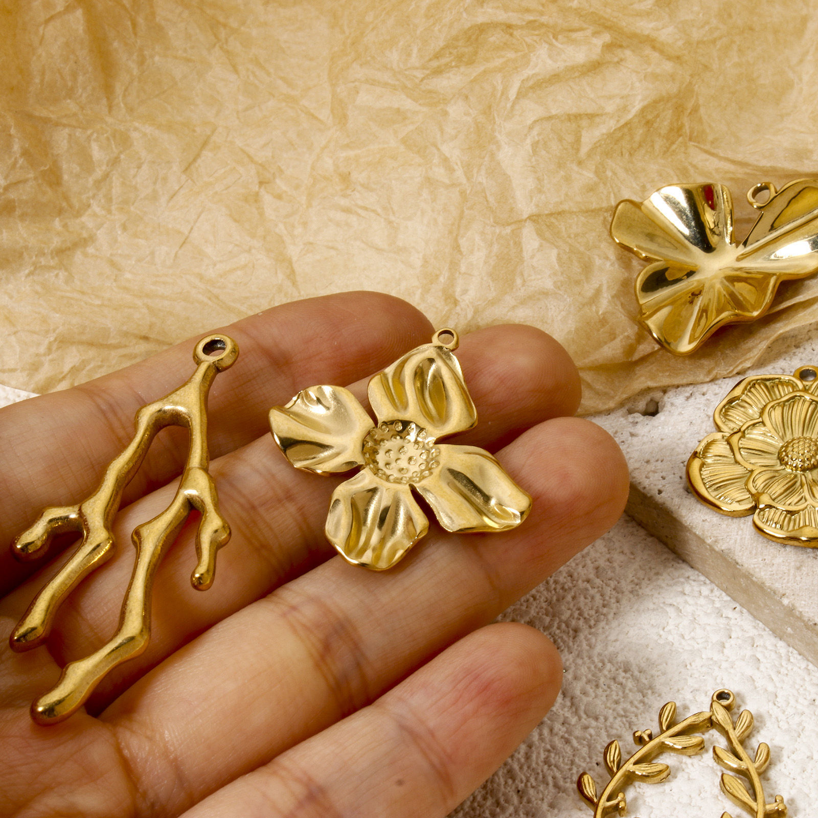 Picture of Eco-friendly Vacuum Plating 304 Stainless Steel Flora Collection Charms 18K Real Gold Plated Flower Leaf