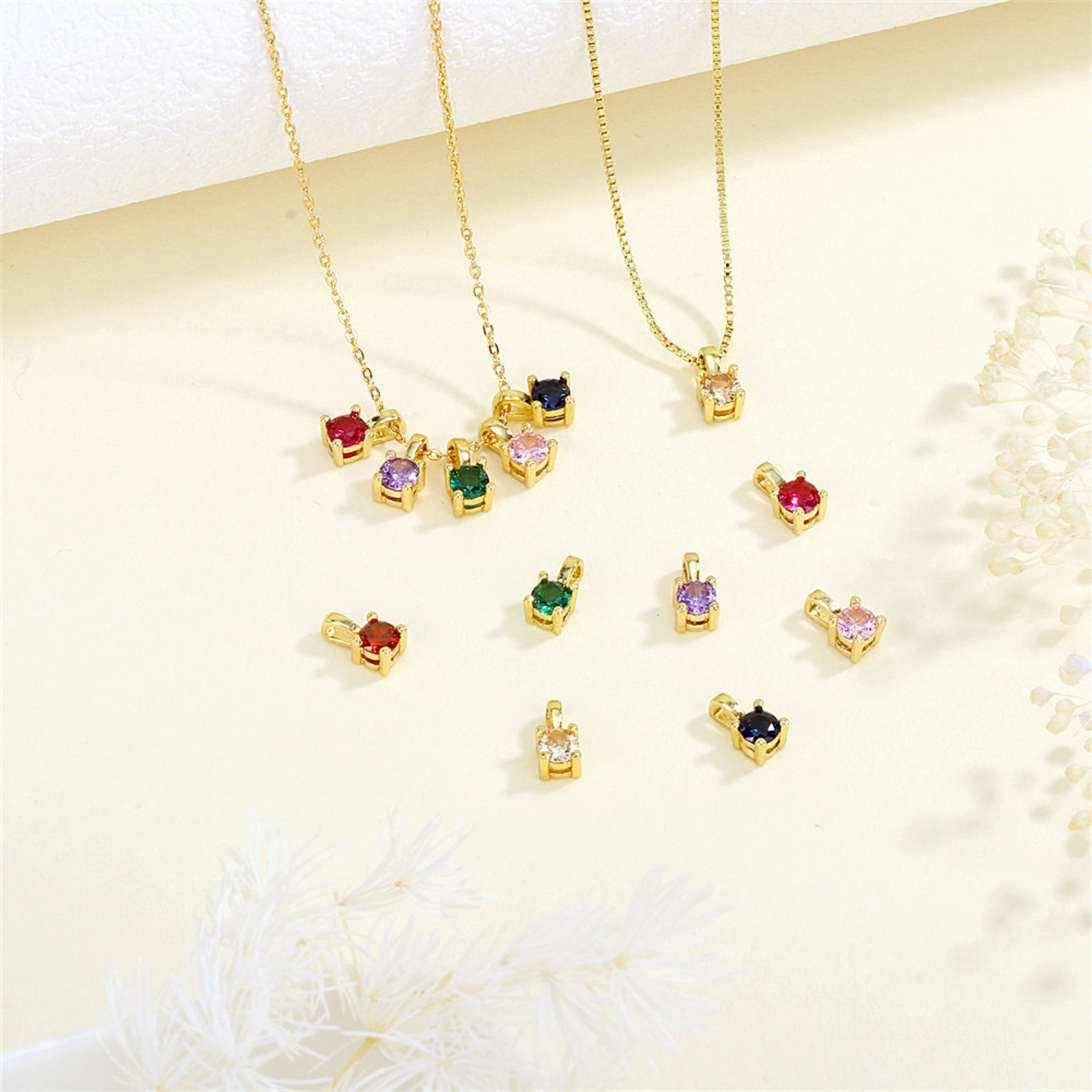 Immagine di 5 Pz Ottone Mini Ciondoli Quadrato Placcato Oro 18K Tondo Mini 8mm x 4mm