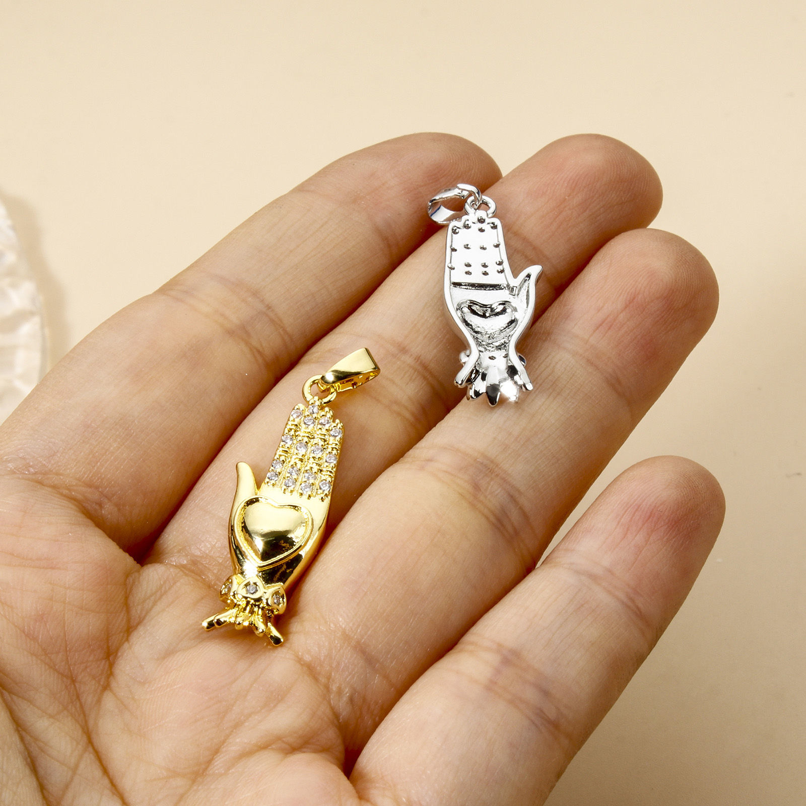 Immagine di 2 Pz Ottone San Valentino Ciondoli Pendenti Mani Multicolore Cuore 3.2cm x 1cm