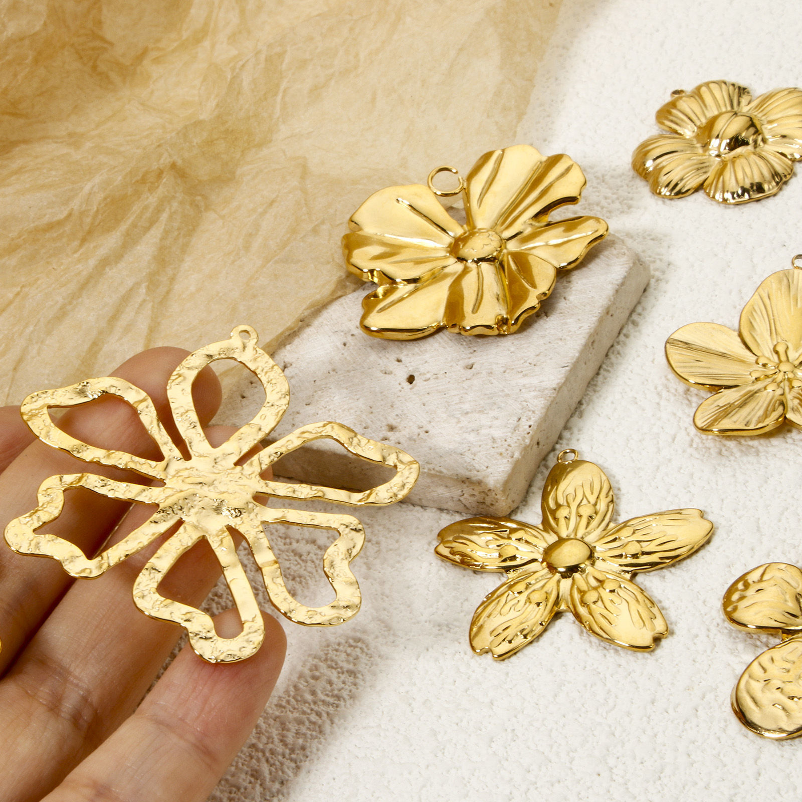 Image de 1 Pièce Pendentifs en 304 Acier Inoxydable Revêtement sous Vide PVD Respectueux de l'Environnement Collection Végétale Libellule Plaqué Or Véritable 18K Fleurs
