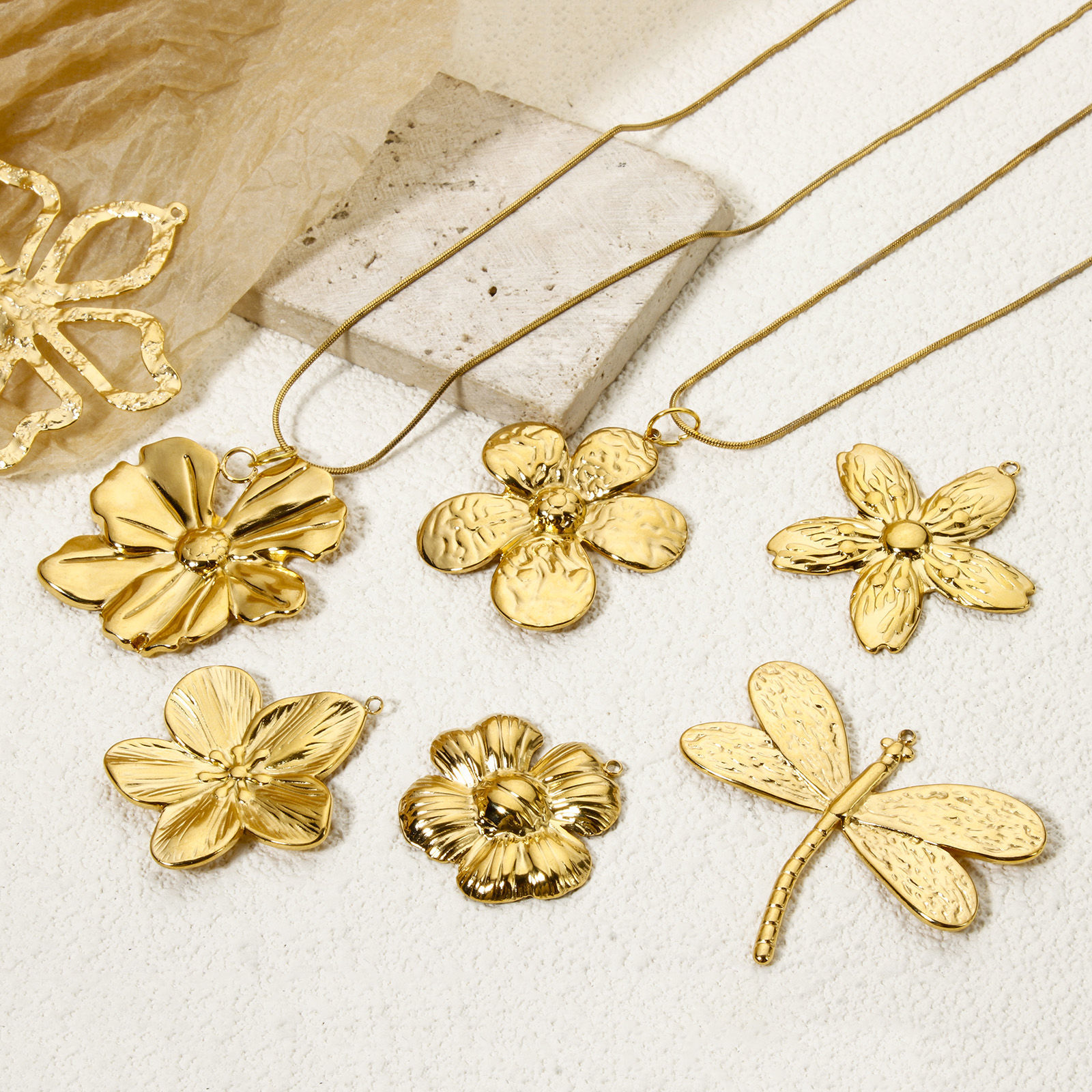 Image de 1 Pièce Pendentifs en 304 Acier Inoxydable Revêtement sous Vide PVD Respectueux de l'Environnement Collection Végétale Libellule Plaqué Or Véritable 18K Fleurs