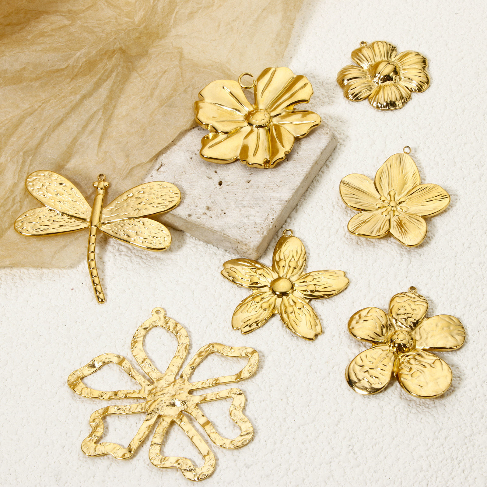 Image de 1 Pièce Pendentifs en 304 Acier Inoxydable Revêtement sous Vide PVD Respectueux de l'Environnement Collection Végétale Libellule Plaqué Or Véritable 18K Fleurs