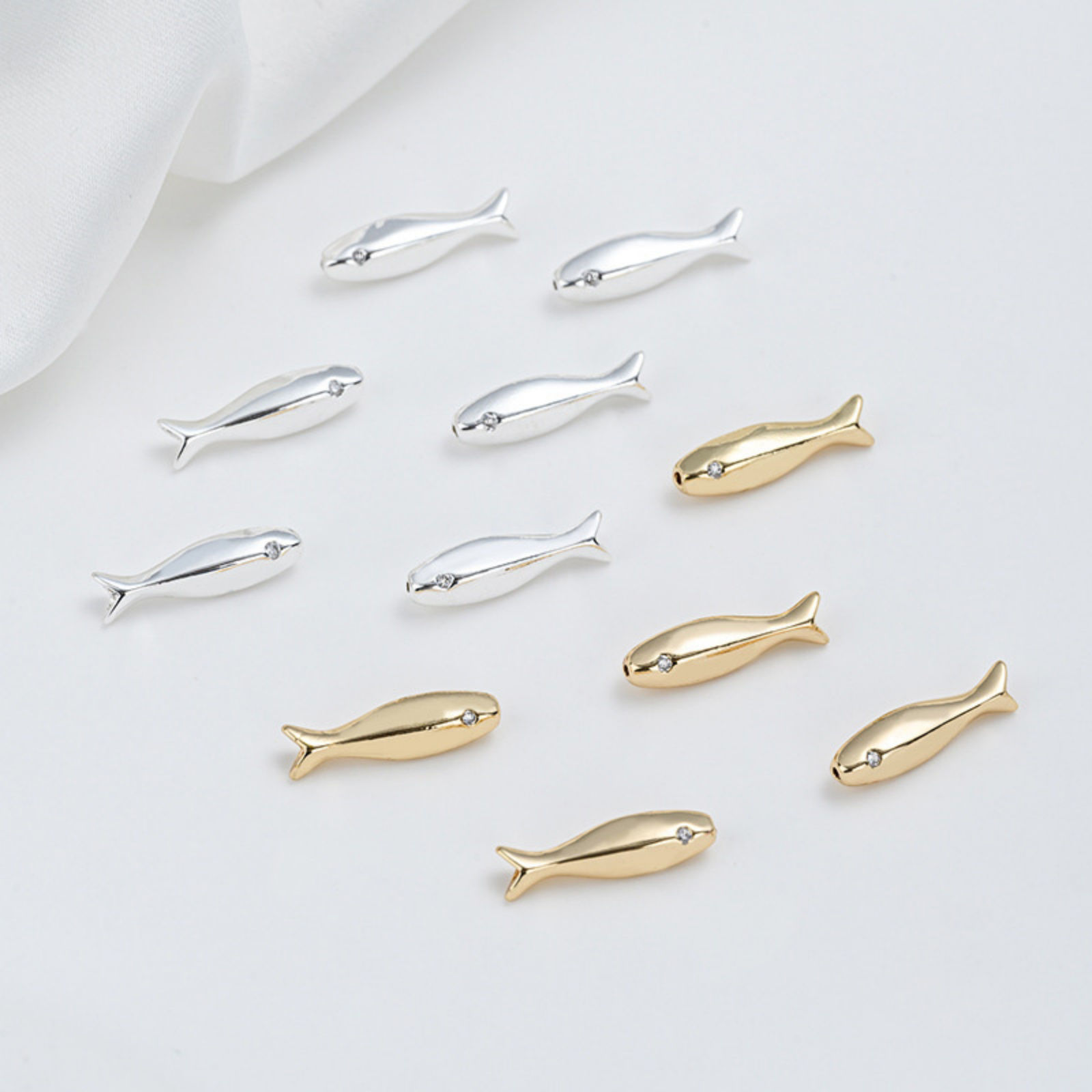 Immagine di 2 Pz Ecologico Ottone Gioielli Oceanici Perline per la Creazione di Gioielli con Fai-da-te Vero Oro Placcato Pesce Trasparente Cubic Zirconiae Circa 15.8mmx 4.2mm, Foro:Circa 4mm