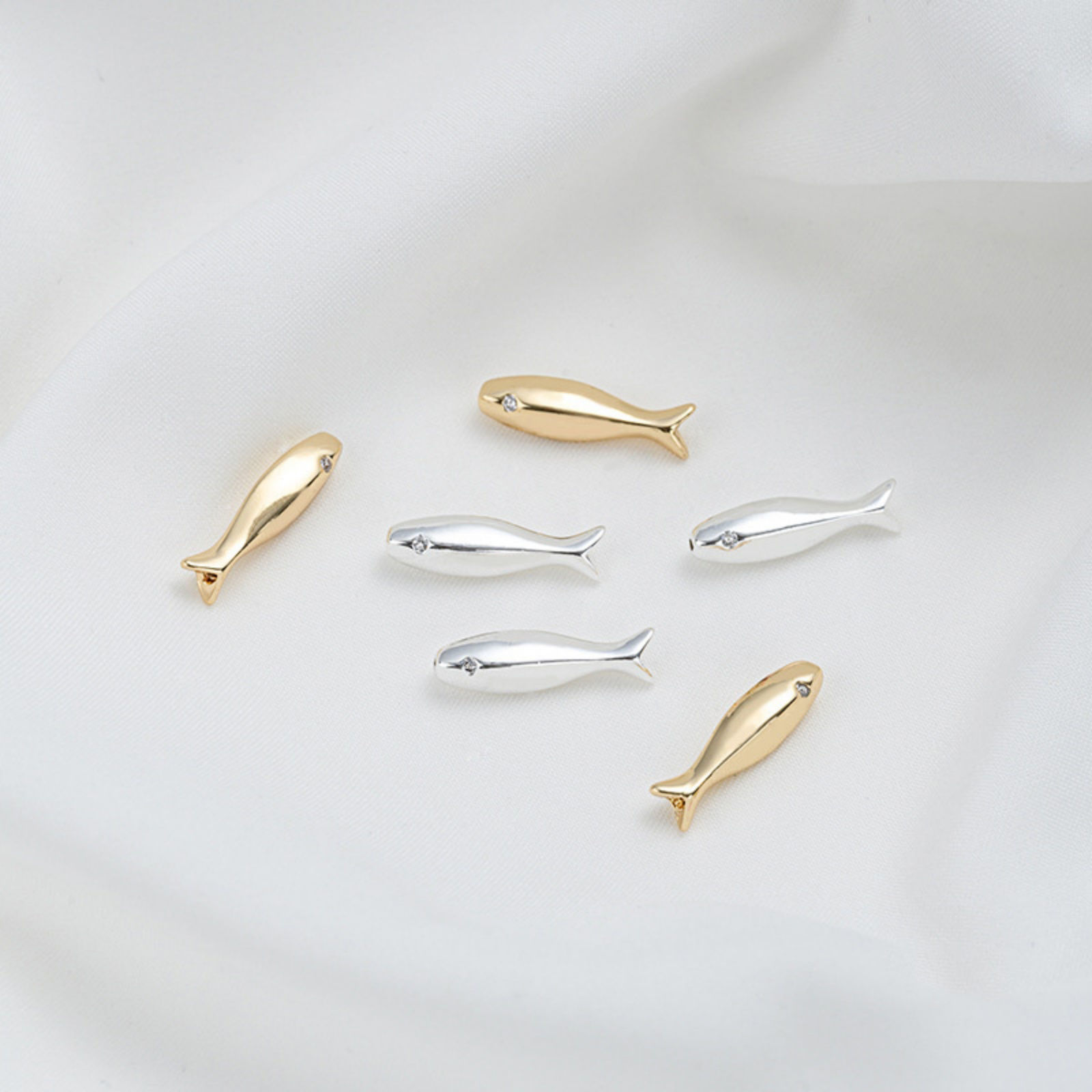Immagine di 2 Pz Ecologico Ottone Gioielli Oceanici Perline per la Creazione di Gioielli con Fai-da-te Vero Oro Placcato Pesce Trasparente Cubic Zirconiae Circa 15.8mmx 4.2mm, Foro:Circa 4mm