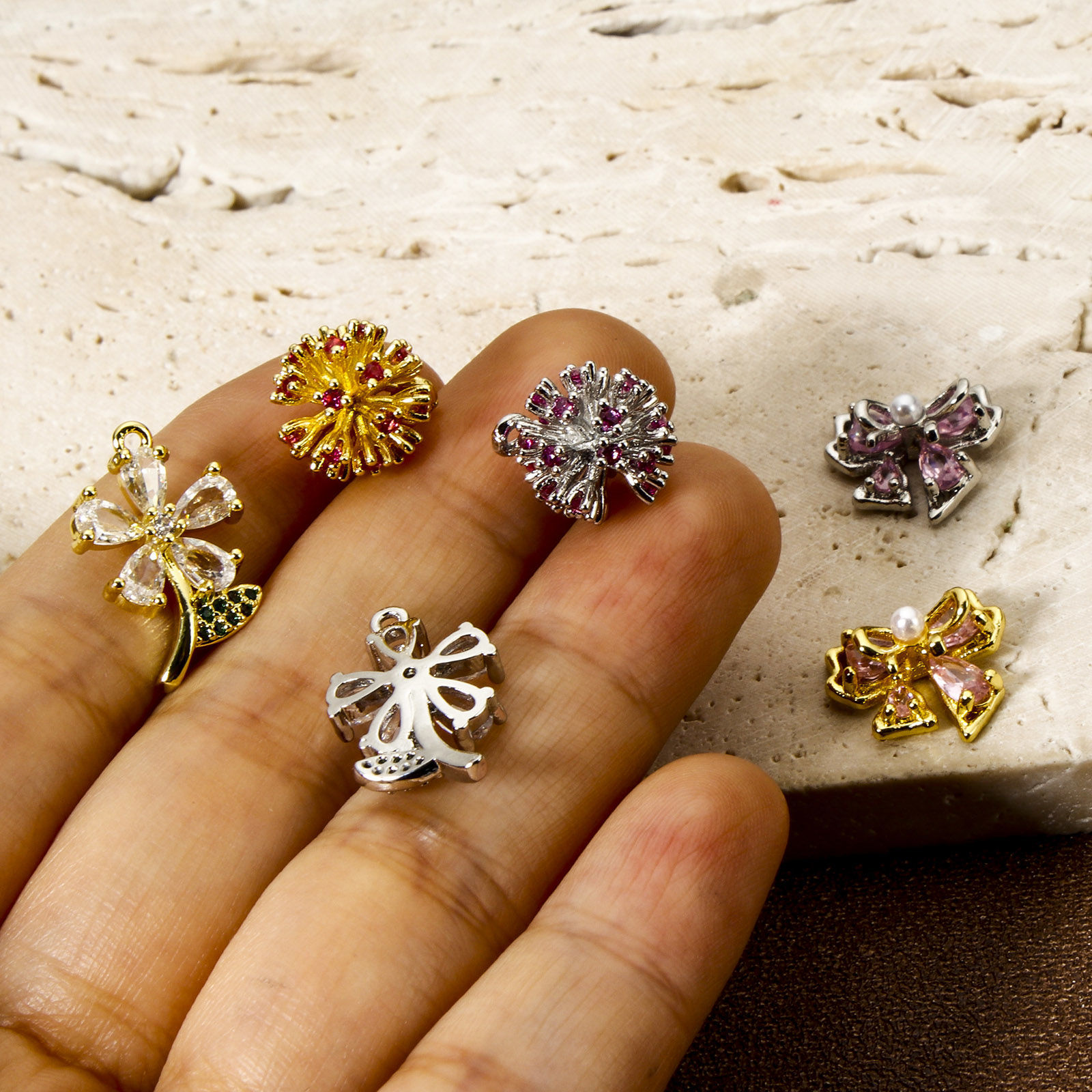 Image de 1 Pièce Breloques en Laiton Fleur Nœuds Papillons à Zircone Cubique Multicolore