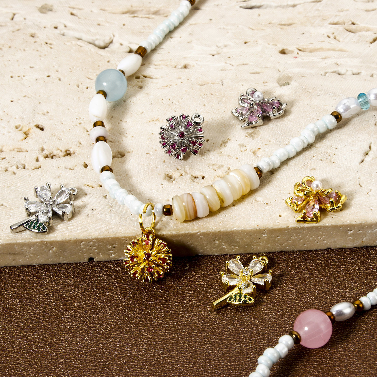 Image de 1 Pièce Breloques en Laiton Fleur Nœuds Papillons à Zircone Cubique Multicolore