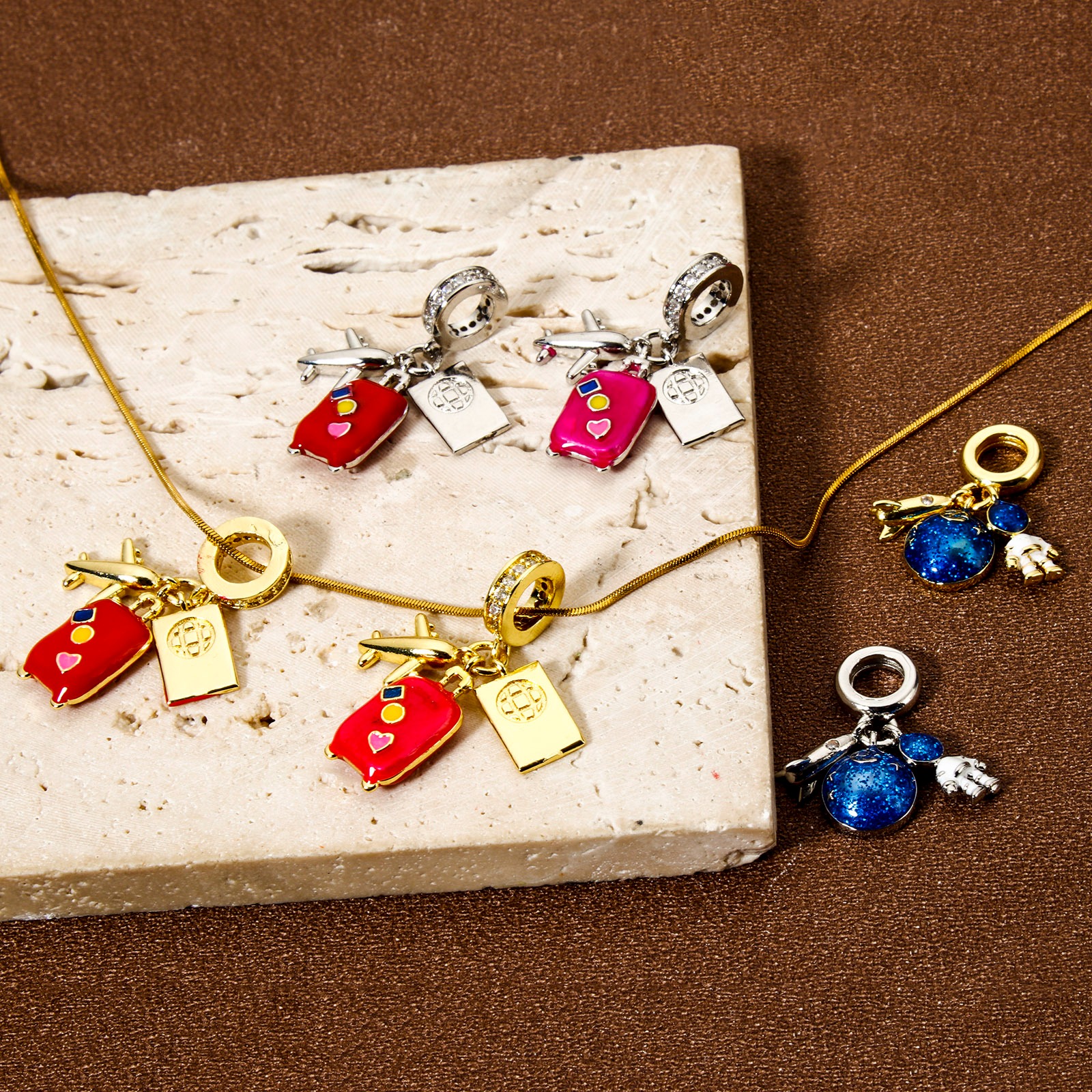 Bild von Messing Baumelnde Charm-Perlen für die Herstellung von Armbändern, Halsketten und Schmuck Bunt Emaille Reisetrolley Universum Planeten Emaille