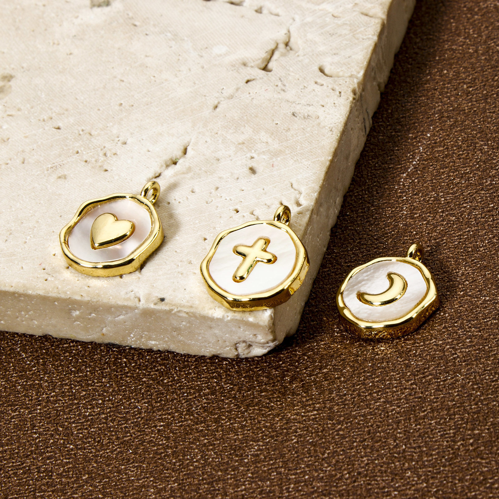 Imagen de 1 Unidad Concha Naturales & Latón Colgantes Chapado en Oro de 18K Blanco Ronda Disco 15mm x 12mm
