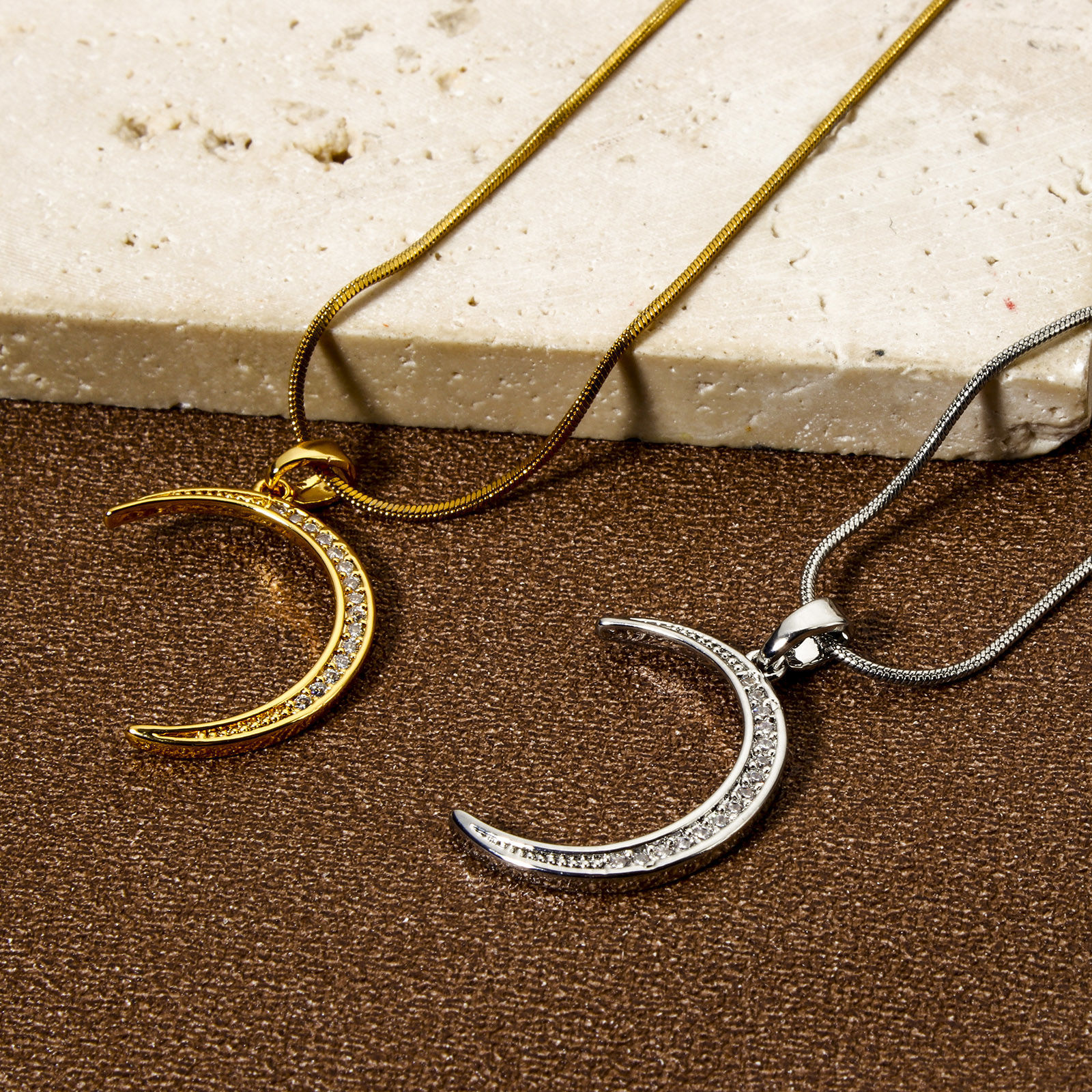 Bild von Umweltfreundlich Messing Charms Echtgold plattiert Halbmond Micro Pave Klar Kubischer Zirkon 26mm x 16mm