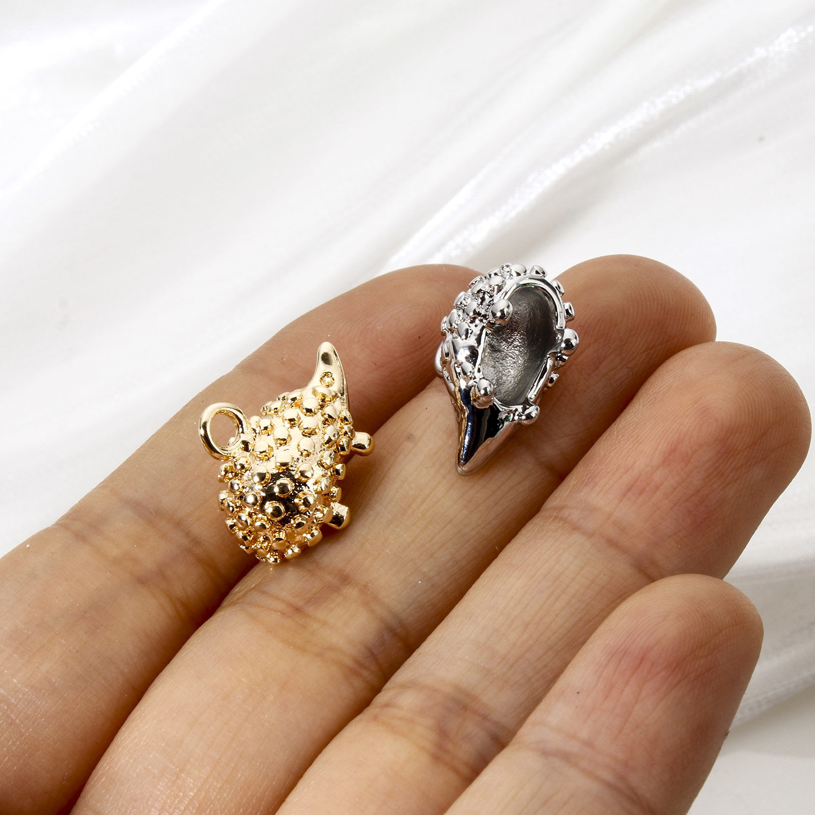 Picture of Eco-friendly Brass Pet Silhouette Charms Real Gold Plated Hedgehog 3D 18mm x 13.5mm