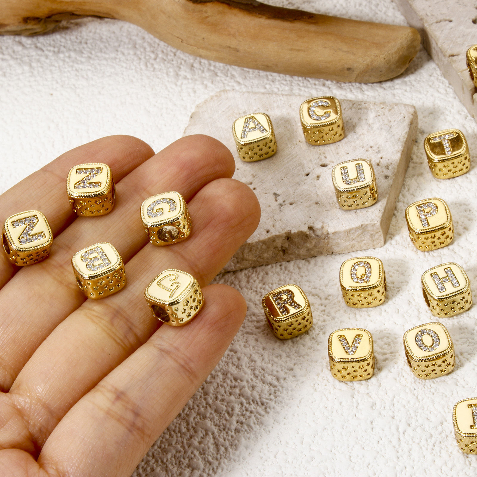 Image de 1 Pièce Perles pour DIY Fabrication de Bijoux en Laiton Respectueux de la Nature Plaqué Or Véritable 18K Cube Alphabet Initial/ Lettre Majuscule Micro Pave à Zircone Cubique Clair 9mm x 9mm, Trou: env. 3.8mm