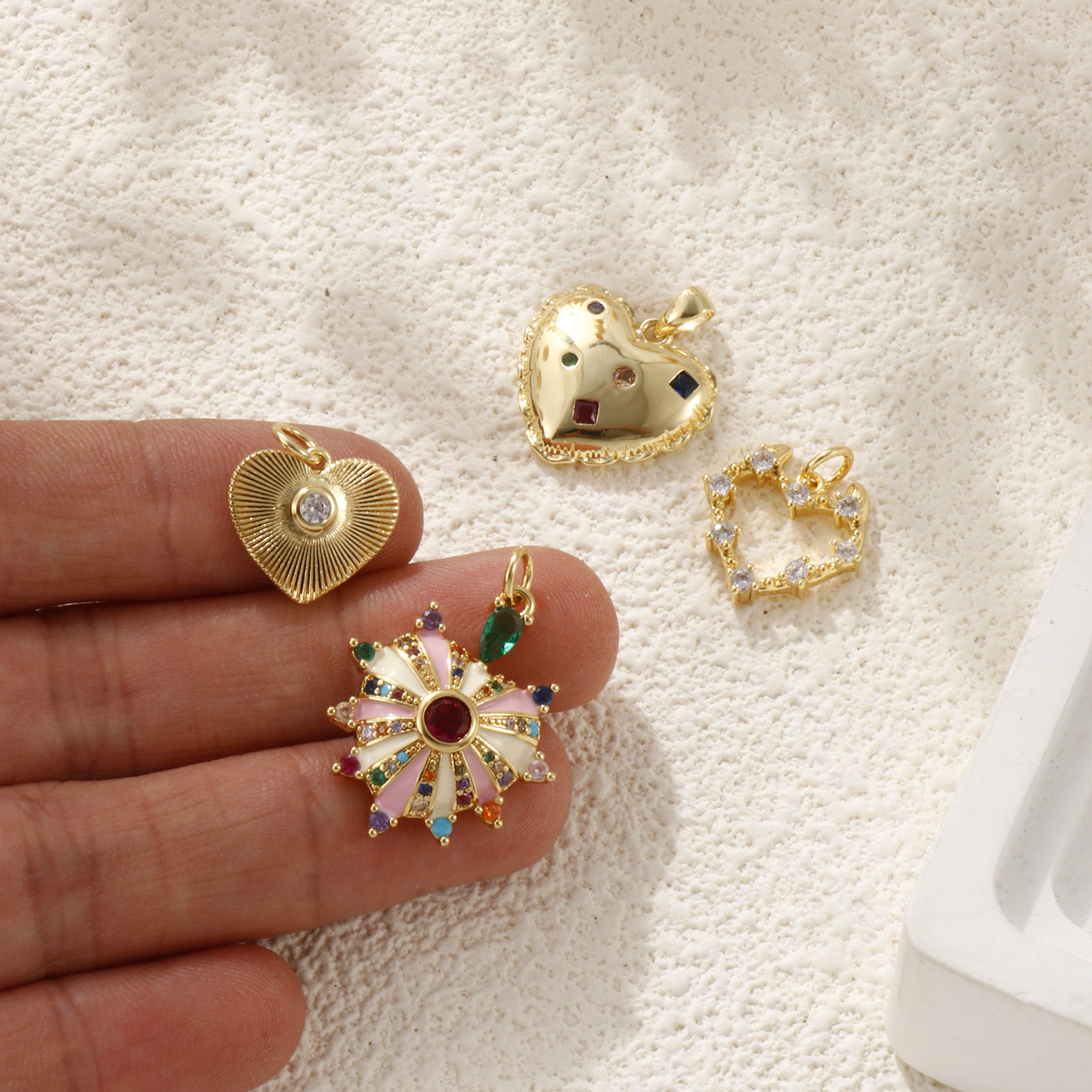 Image de 1 Pièce Breloques La Saint Valentin Respectueux de la Nature en Laiton & Zirconia Cubique Plaqué Or Véritable 18K Cœur