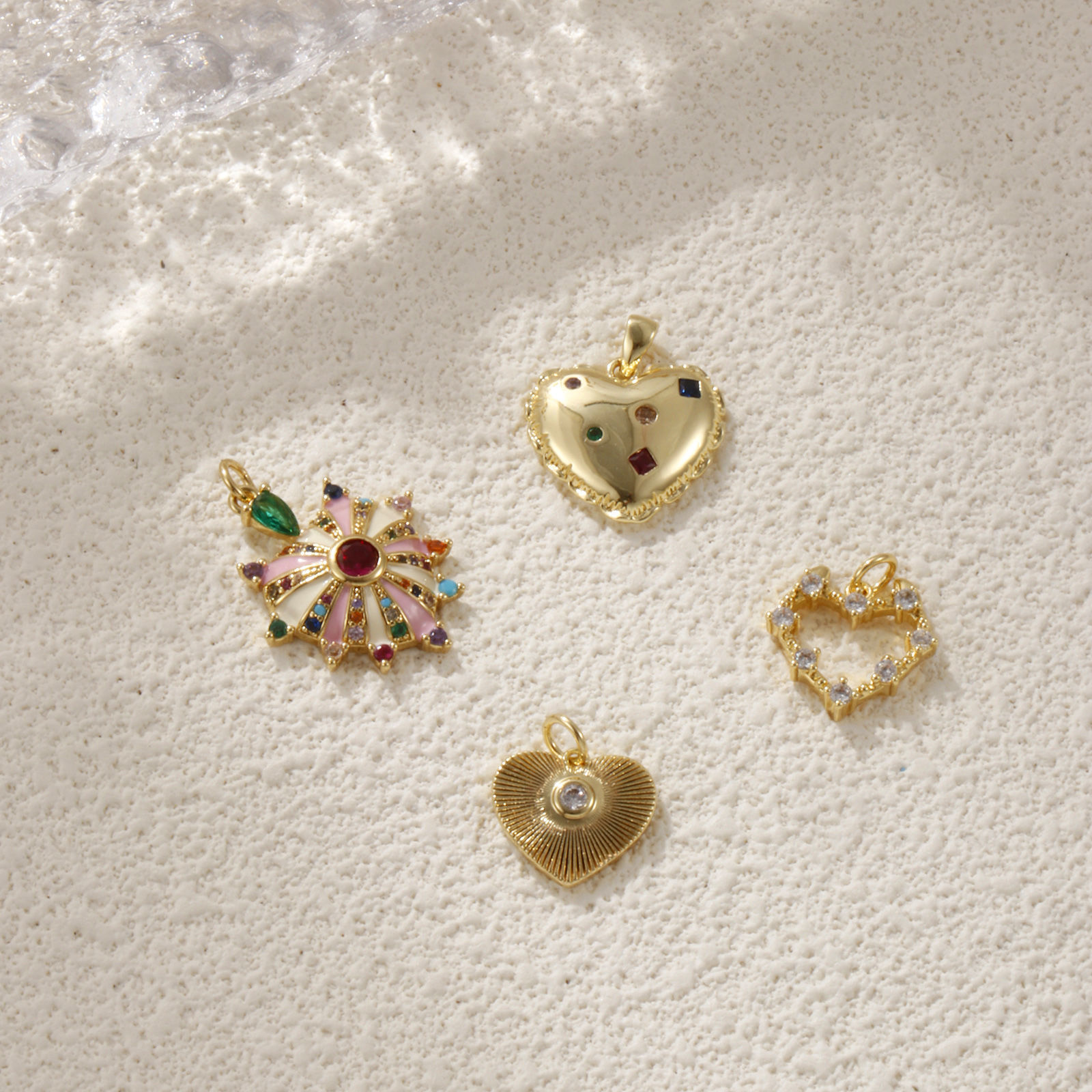 Image de 1 Pièce Breloques La Saint Valentin Respectueux de la Nature en Laiton & Zirconia Cubique Plaqué Or Véritable 18K Cœur