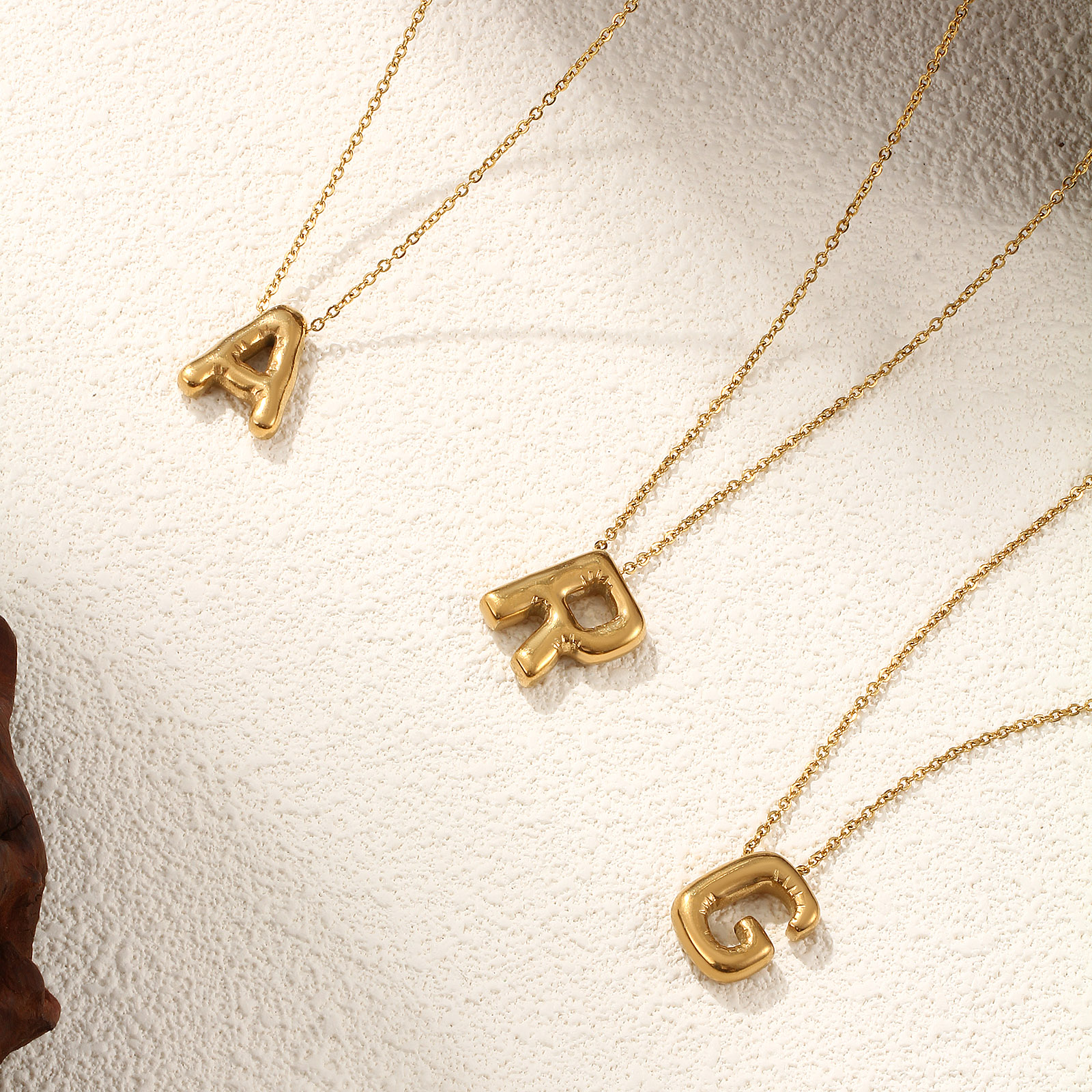 1 本 エコフレンドリー 真空メッキ ミニマリスト おしゃれ 18Kリアルゴールドメッキ 304ステンレス鋼 小豆チェーン・あづきチェーン キャピタルレター 文字「 A-Z」 ペンダントネックレス ユニセックス 男女兼用 プレゼント 45cm + 5cm長さ、 の画像