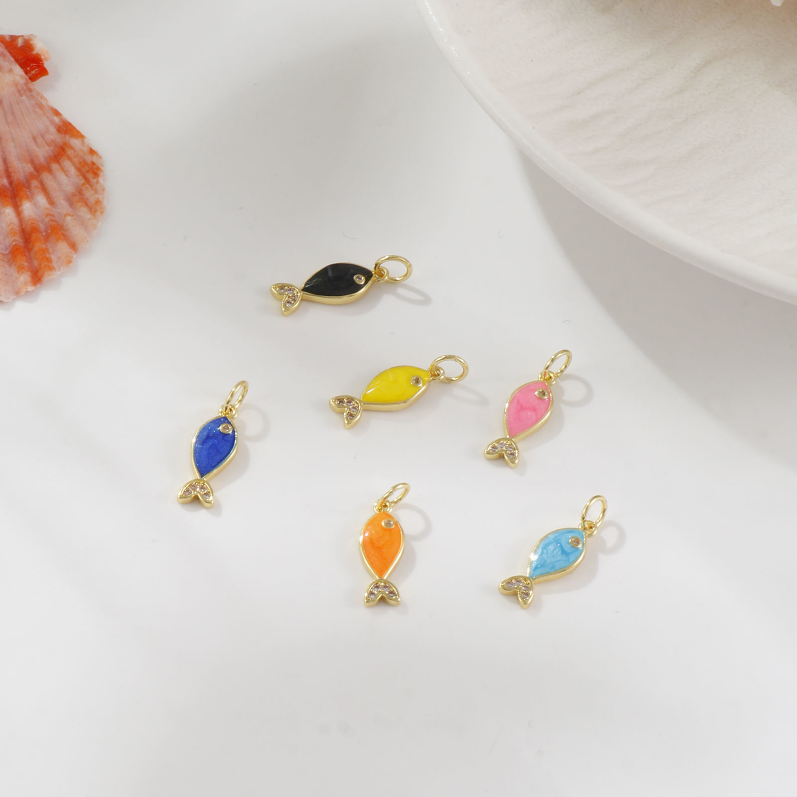 Image de 1 Pièce Breloques Bijoux d'Océan Respectueux de la Nature en Laiton Plaqué Or Véritable 18K Émail Poisson Perlaire à Zircone Cubique Clair 19mm x 6mm