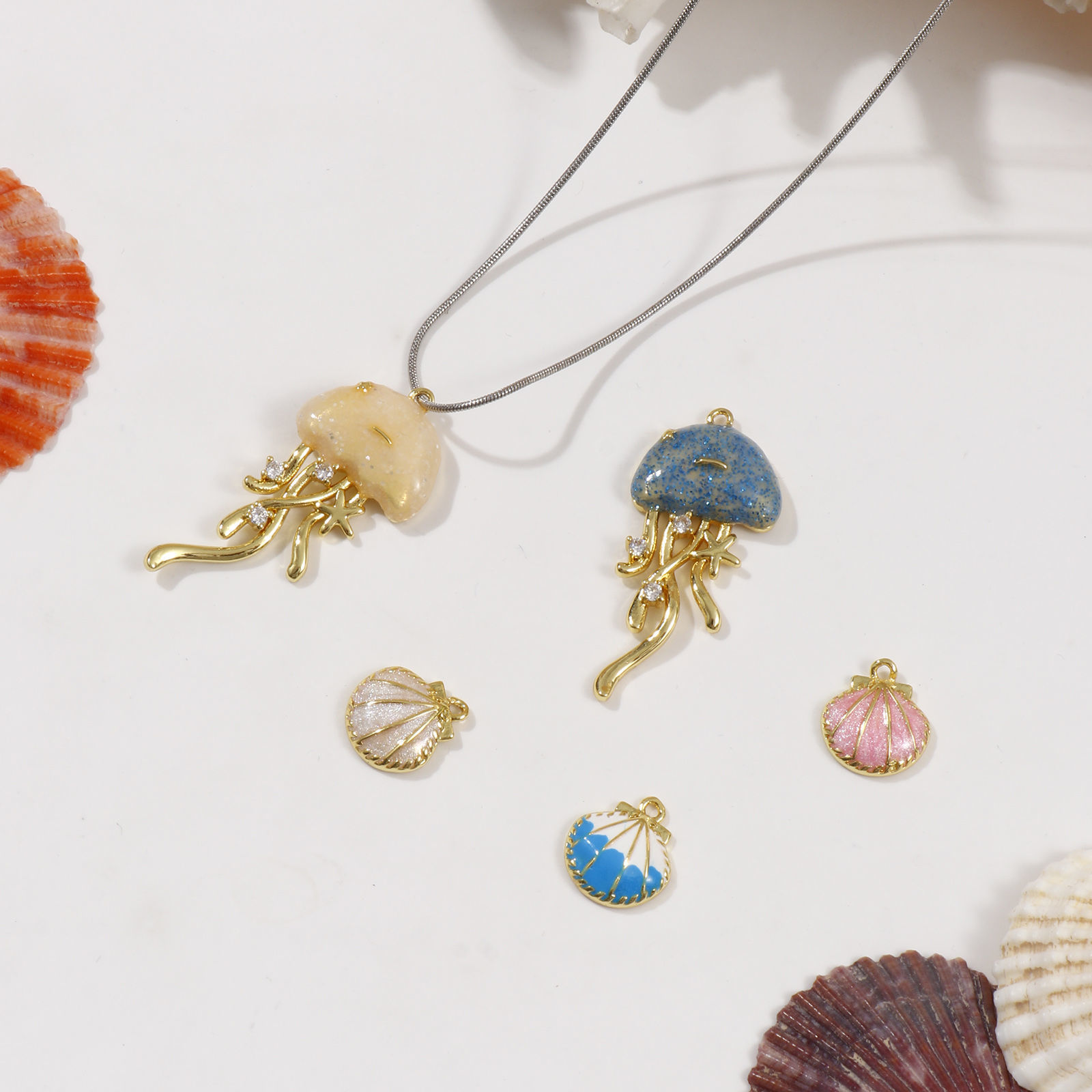 Image de 1 Pièce Breloques Bijoux d'Océan en Laiton Plaqué Or 18K Émail Coquille Méduse