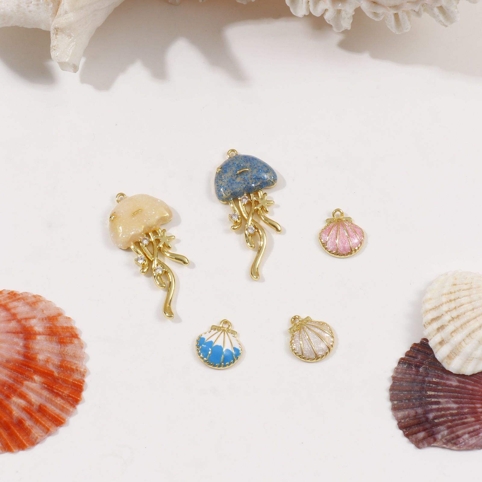 Image de 1 Pièce Breloques Bijoux d'Océan en Laiton Plaqué Or 18K Émail Coquille Méduse
