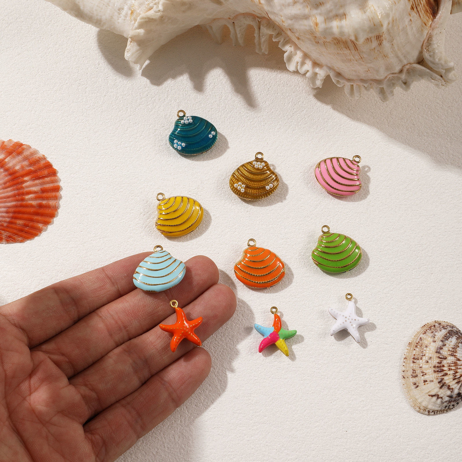 Image de 1 Pièce Breloques en 304 Acier Inoxydable Revêtement sous Vide PVD Respectueux de l'Environnement Plaqué Or Véritable 18K Émail Coquille Etoile de Mer 3D