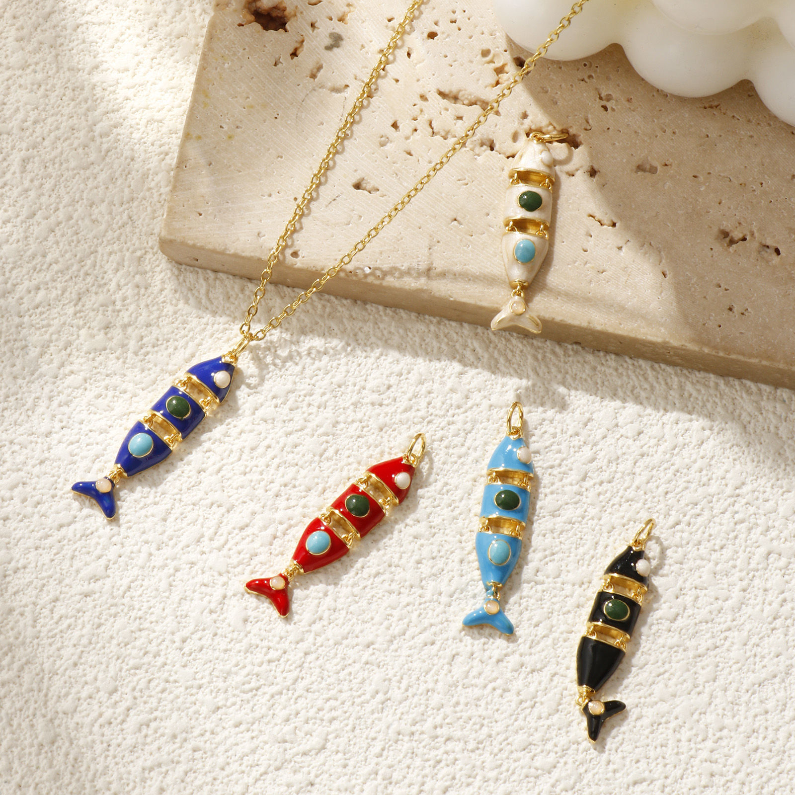 1 個 エコフレンドリー 真鍮 海ジュエリー ペンダント 18Kリアルゴールドメッキ エナメル 魚 可動式 3.6cm x 0.8cm、 の画像