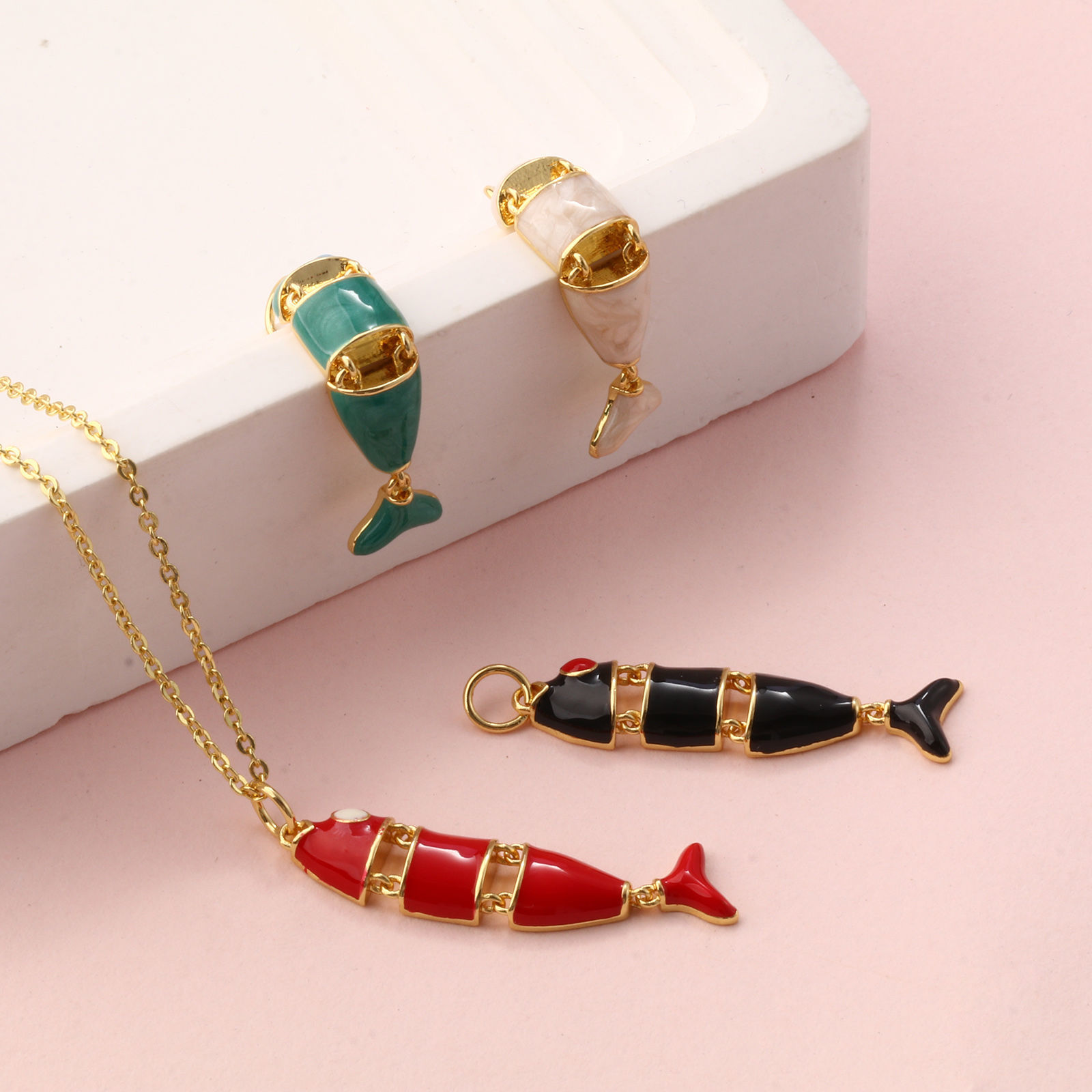 1 個 エコフレンドリー 真鍮 海ジュエリー ペンダント 18Kリアルゴールドメッキ エナメル 魚 可動式 3.6cm x 0.8cm、 の画像