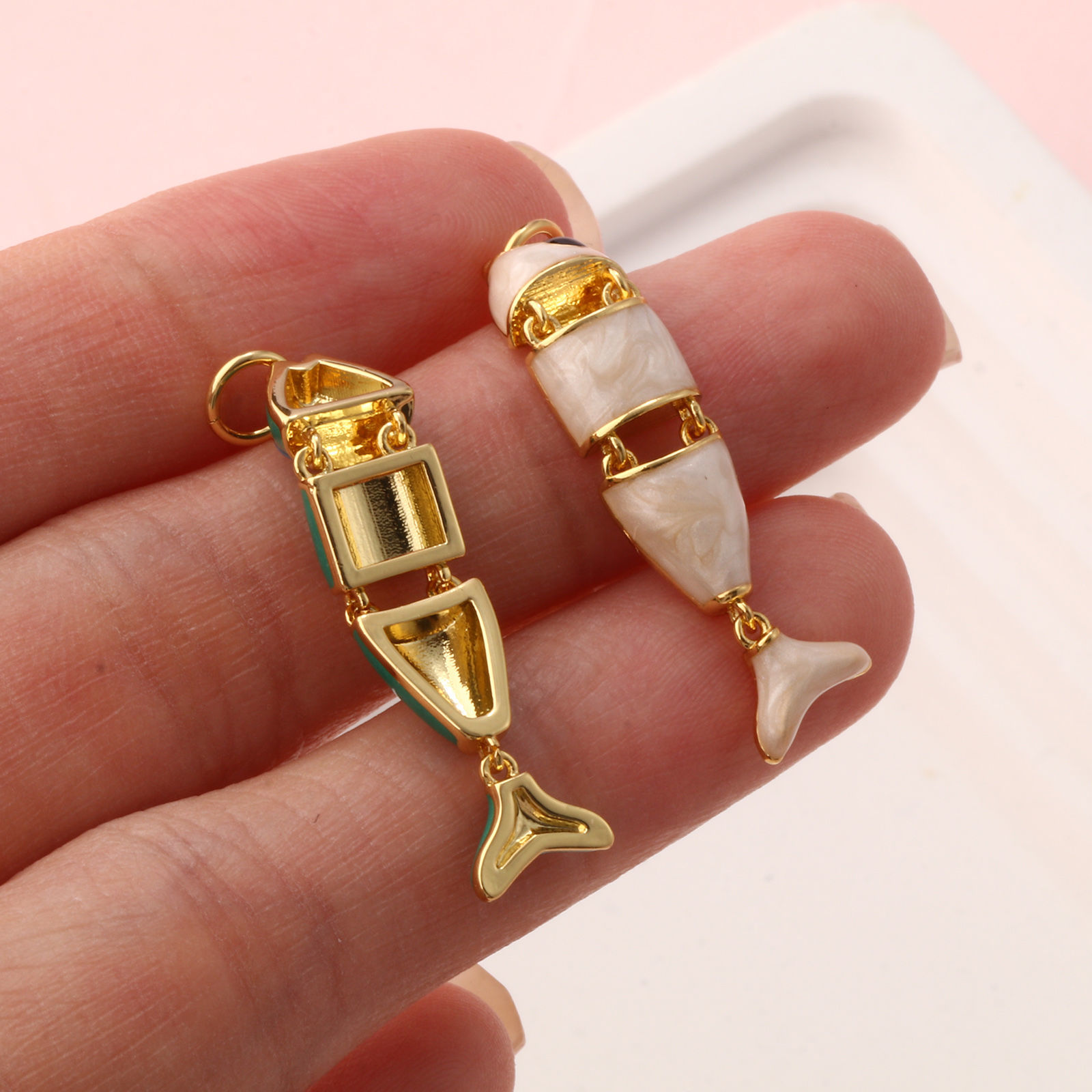 1 個 エコフレンドリー 真鍮 海ジュエリー ペンダント 18Kリアルゴールドメッキ エナメル 魚 可動式 3.6cm x 0.8cm、 の画像