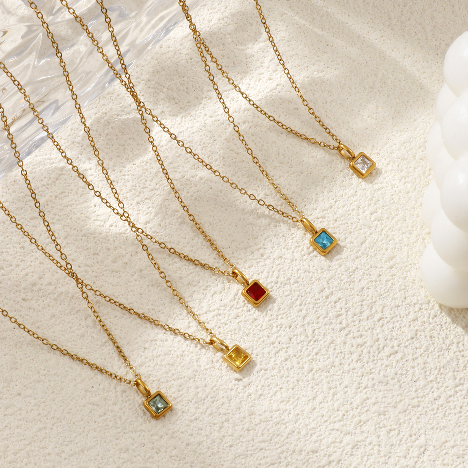 Image de Collier à Breloques Carré Plaqué Or Véritable 18K en 304 Acier Inoxydable & Zirconia Cubique Pour Femmes, Chaîne Maille Forçat 45cm + 5cm, Pierres de Naissance Exquis Cadeau, Revêtement sous Vide PVD Respectueux de l'Environnement, 1 Pièce