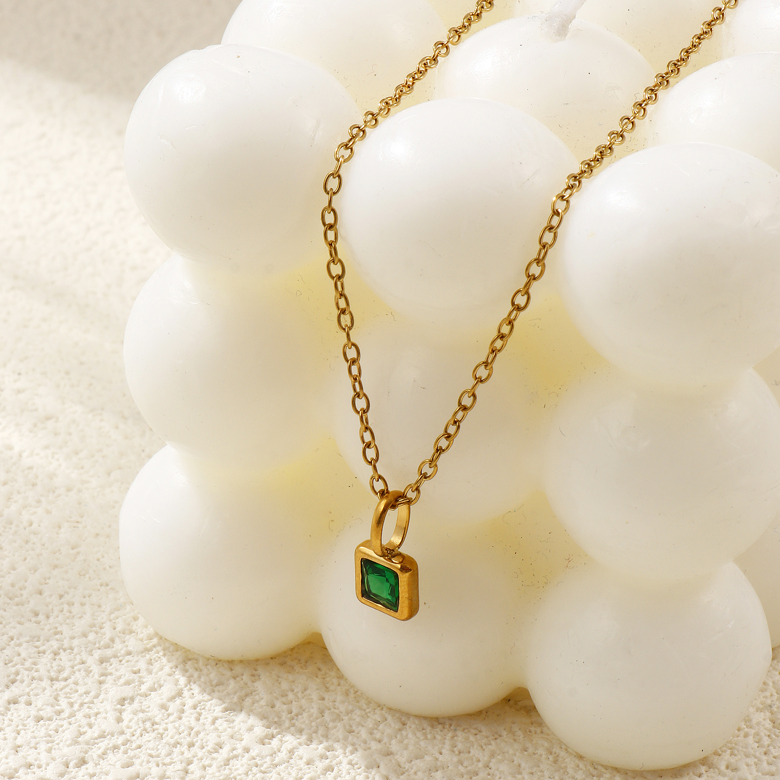 Image de Collier à Breloques Carré Plaqué Or Véritable 18K en 304 Acier Inoxydable & Zirconia Cubique Pour Femmes, Chaîne Maille Forçat 45cm + 5cm, Pierres de Naissance Exquis Cadeau, Revêtement sous Vide PVD Respectueux de l'Environnement, 1 Pièce