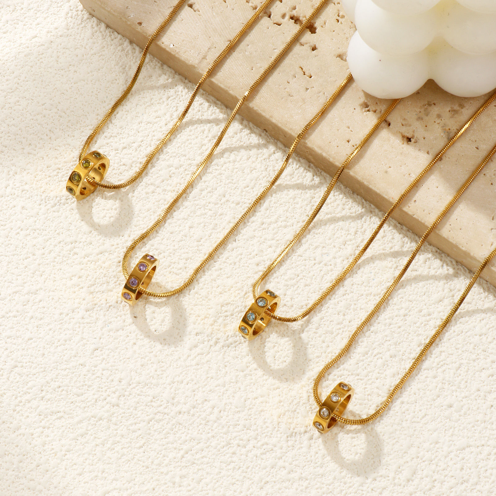 Image de Collier à Breloques Annulaire Plaqué Or Véritable 18K en 304 Acier Inoxydable & Zirconia Cubique Pour Femmes, Chaîne Serpent Carrée 45cm + 5cm, Pierres de Naissance À la Mode Cadeau, Revêtement sous Vide PVD Respectueux de l'Environnement, 1 Pièce