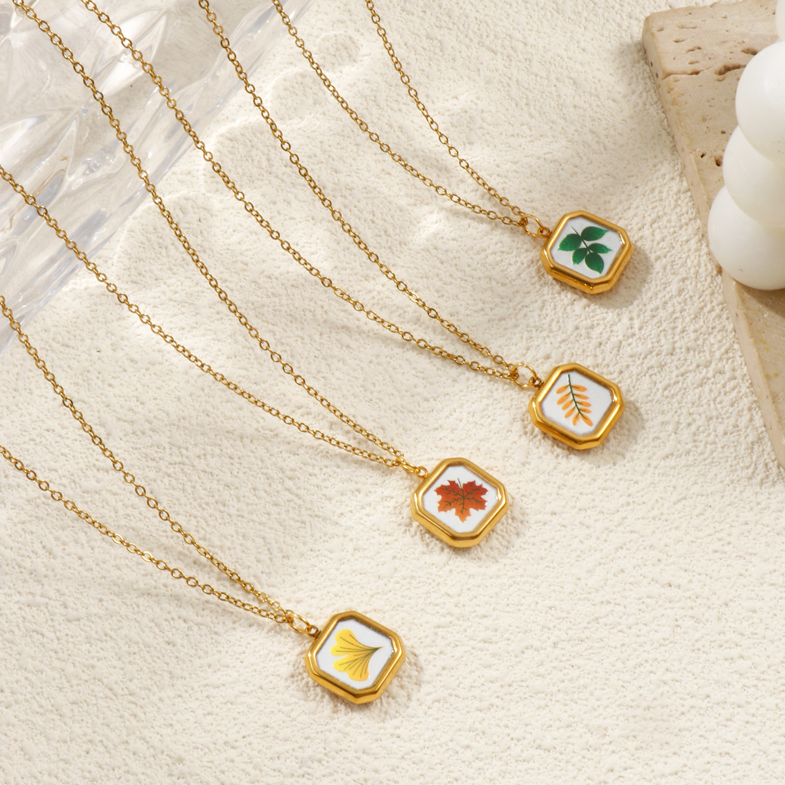 Image de Collier à Breloques Octogone Plaqué Or Véritable 18K en 304 Acier Inoxydable Pour Femmes, Chaîne Maille Forçat 45cm + 5cm, Feuilles Imprimé, Exquis Pastorale Naturelle Cadeau, Revêtement sous Vide PVD Respectueux de l'Environnement, 1 Pièce