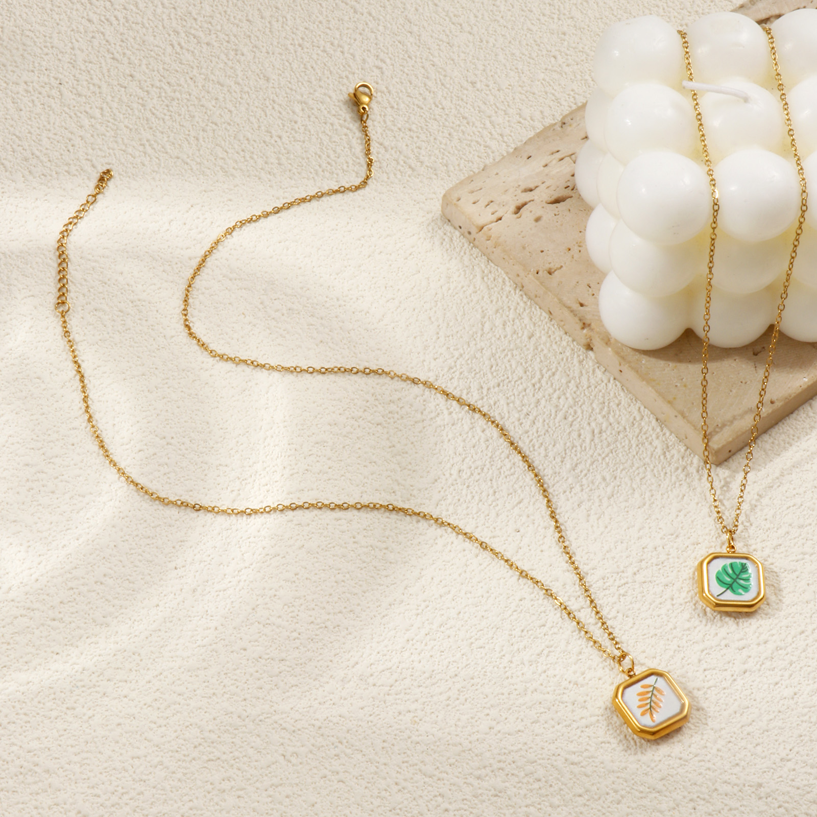 Image de Collier à Breloques Octogone Plaqué Or Véritable 18K en 304 Acier Inoxydable Pour Femmes, Chaîne Maille Forçat 45cm + 5cm, Feuilles Imprimé, Exquis Pastorale Naturelle Cadeau, Revêtement sous Vide PVD Respectueux de l'Environnement, 1 Pièce