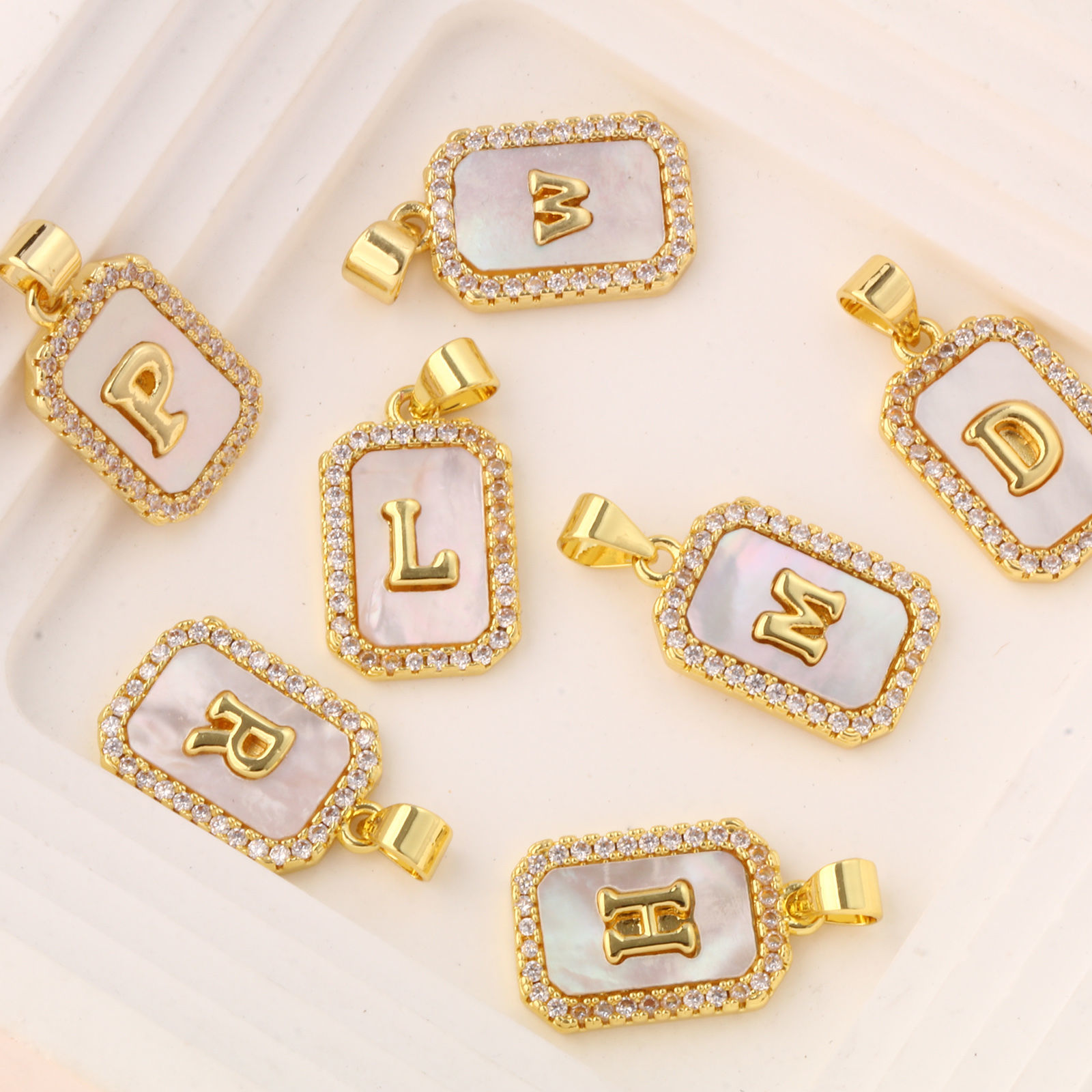 Imagen de 1 Unidad Concha Naturales & Latón Colgantes Charms Chapado en Oro de 18K Blanco Octágono Mayúscula Letra Mensaje " A-Z " Micro Pave Claro Circón Artificial 23mm x 12mm